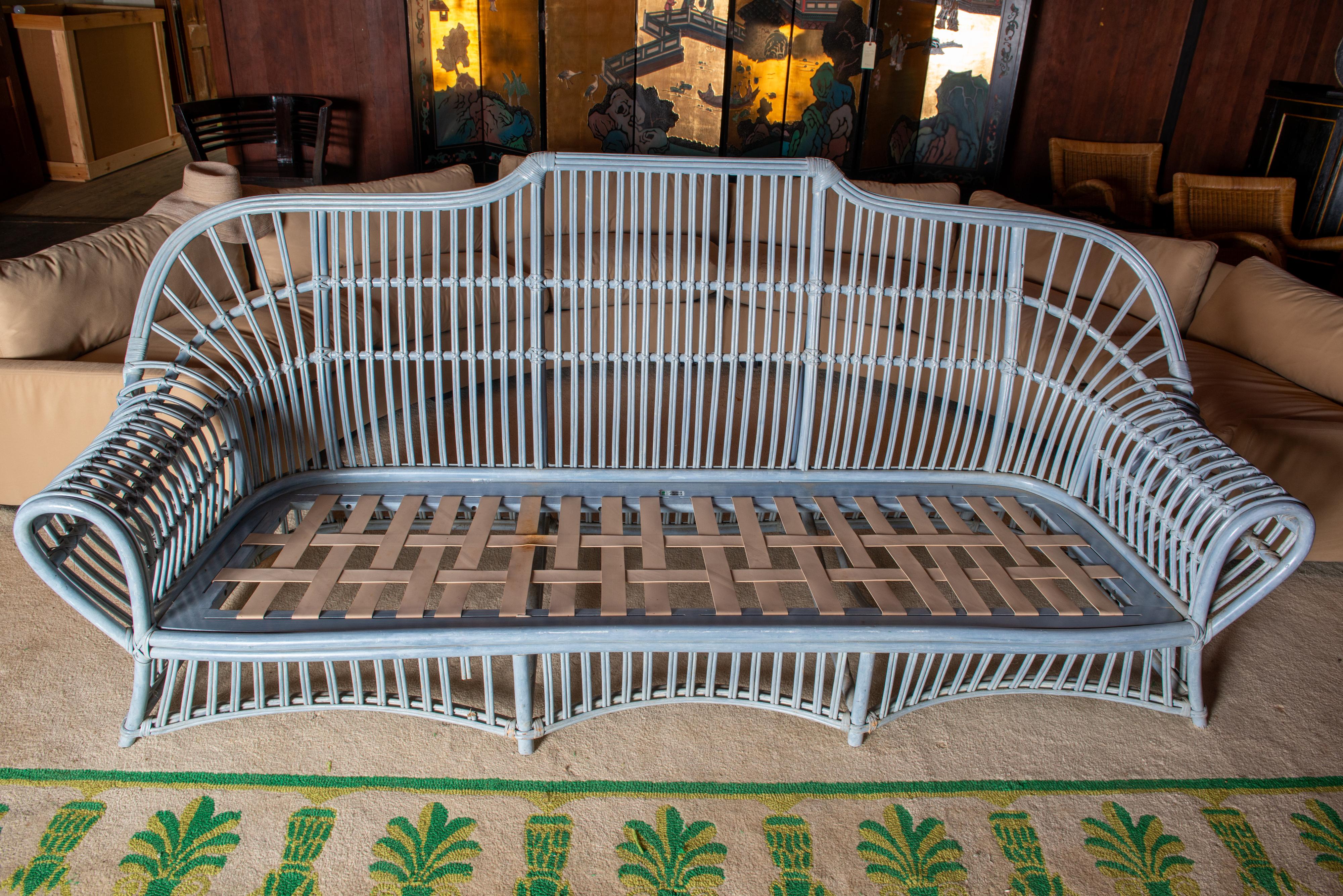 Ensemble de six pièces Ficks Reed, deux canapés en rotin de 94 pouces, chaise, ottoman deux tables en vente 12