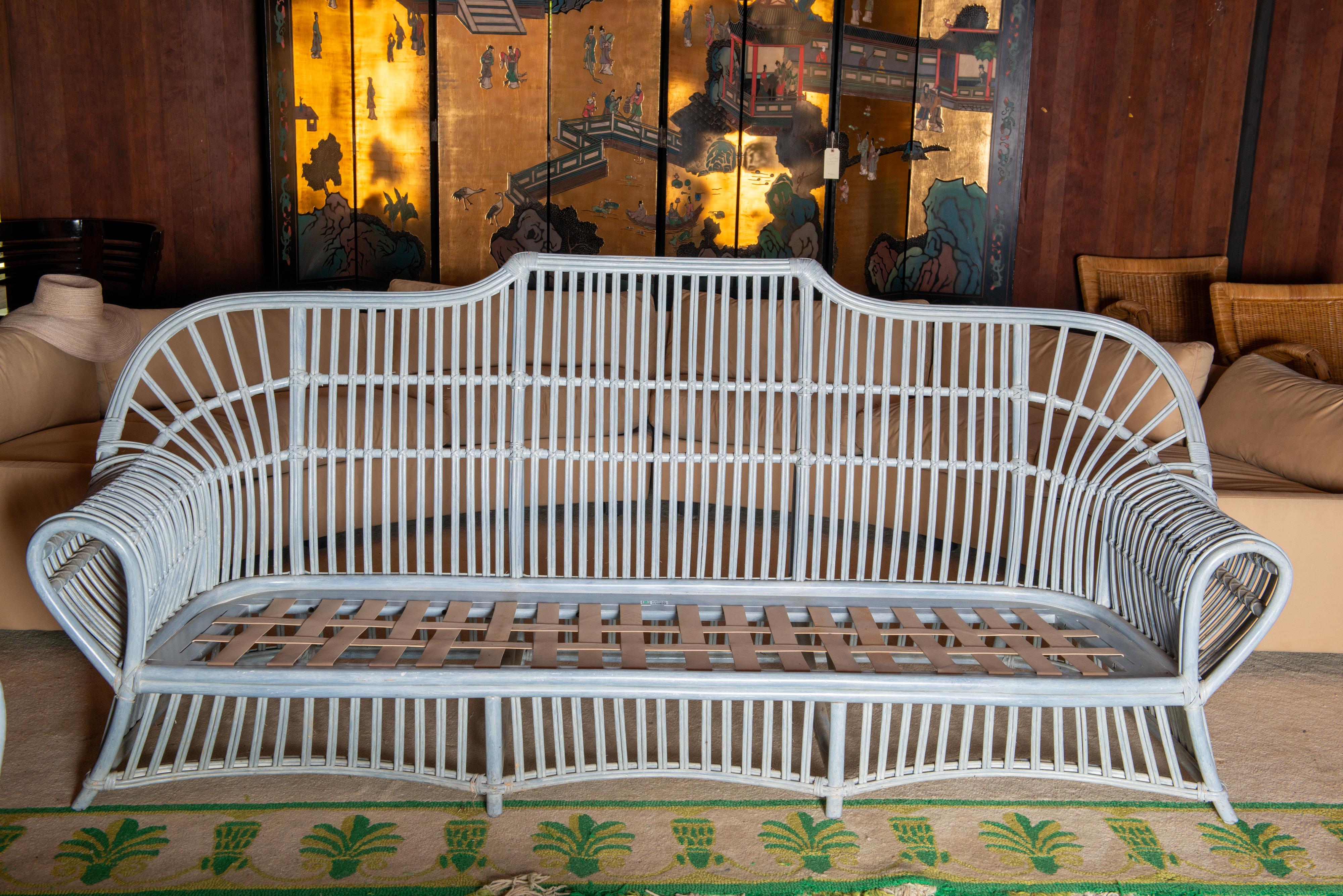 Ensemble de six pièces Ficks Reed, deux canapés en rotin de 94 pouces, chaise, ottoman deux tables en vente 13