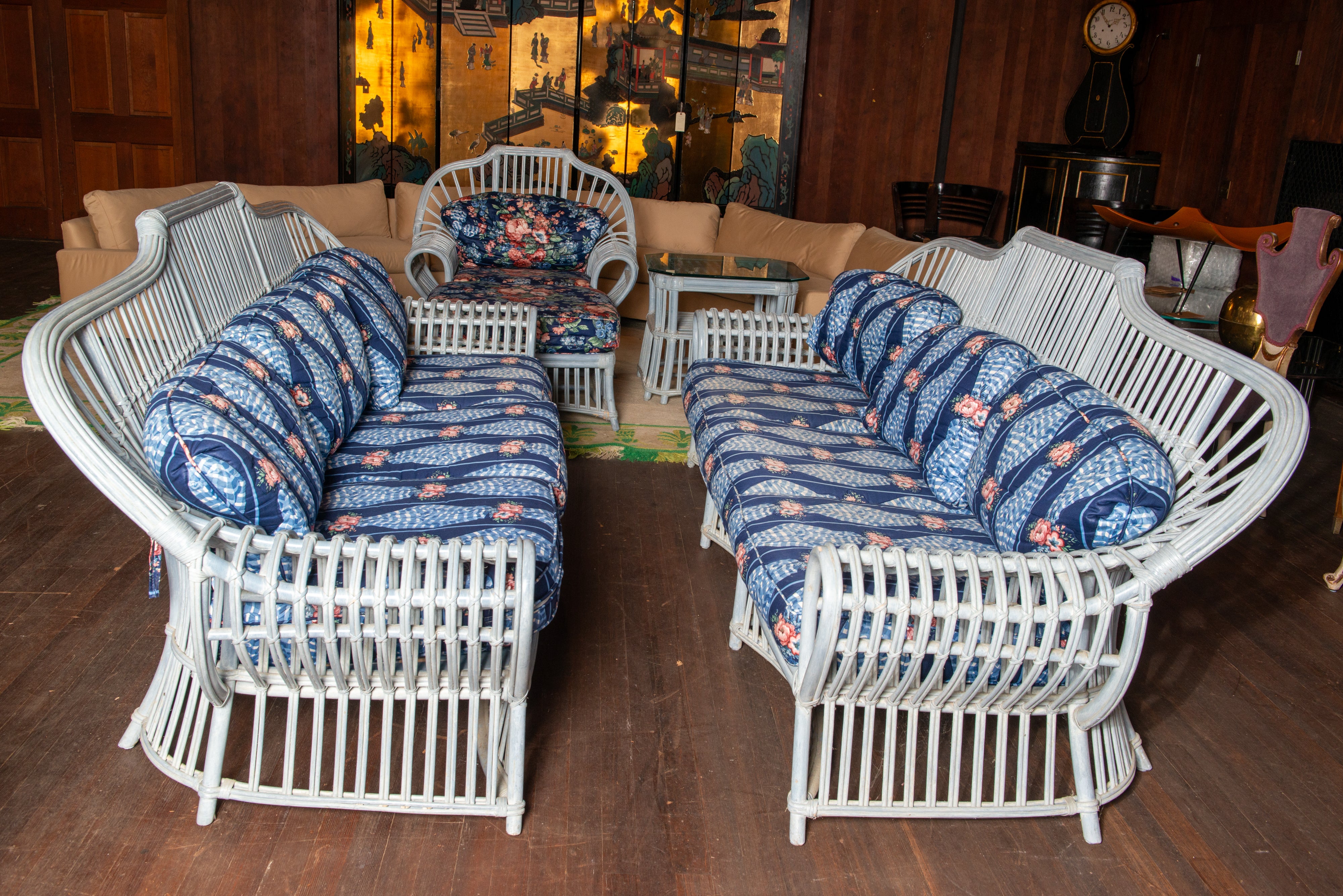 Classique américain Ensemble de six pièces Ficks Reed, deux canapés en rotin de 94 pouces, chaise, ottoman deux tables en vente