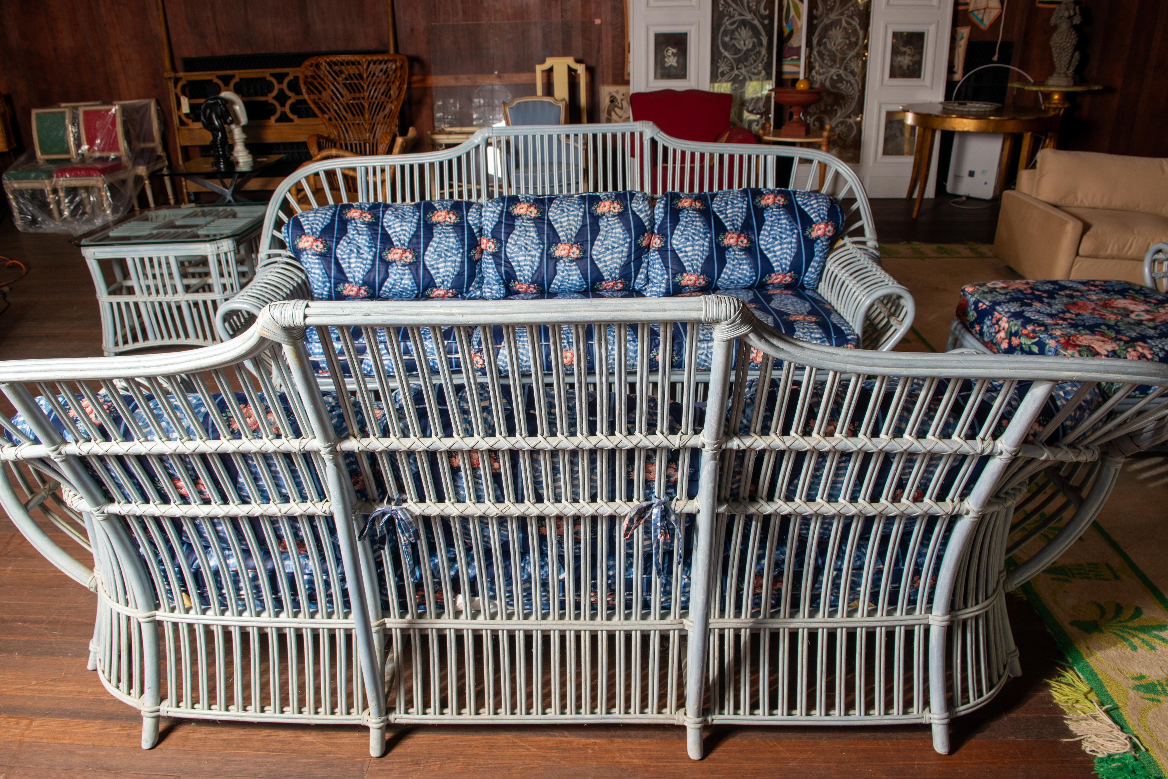 Fin du 20e siècle Ensemble de six pièces Ficks Reed, deux canapés en rotin de 94 pouces, chaise, ottoman deux tables en vente