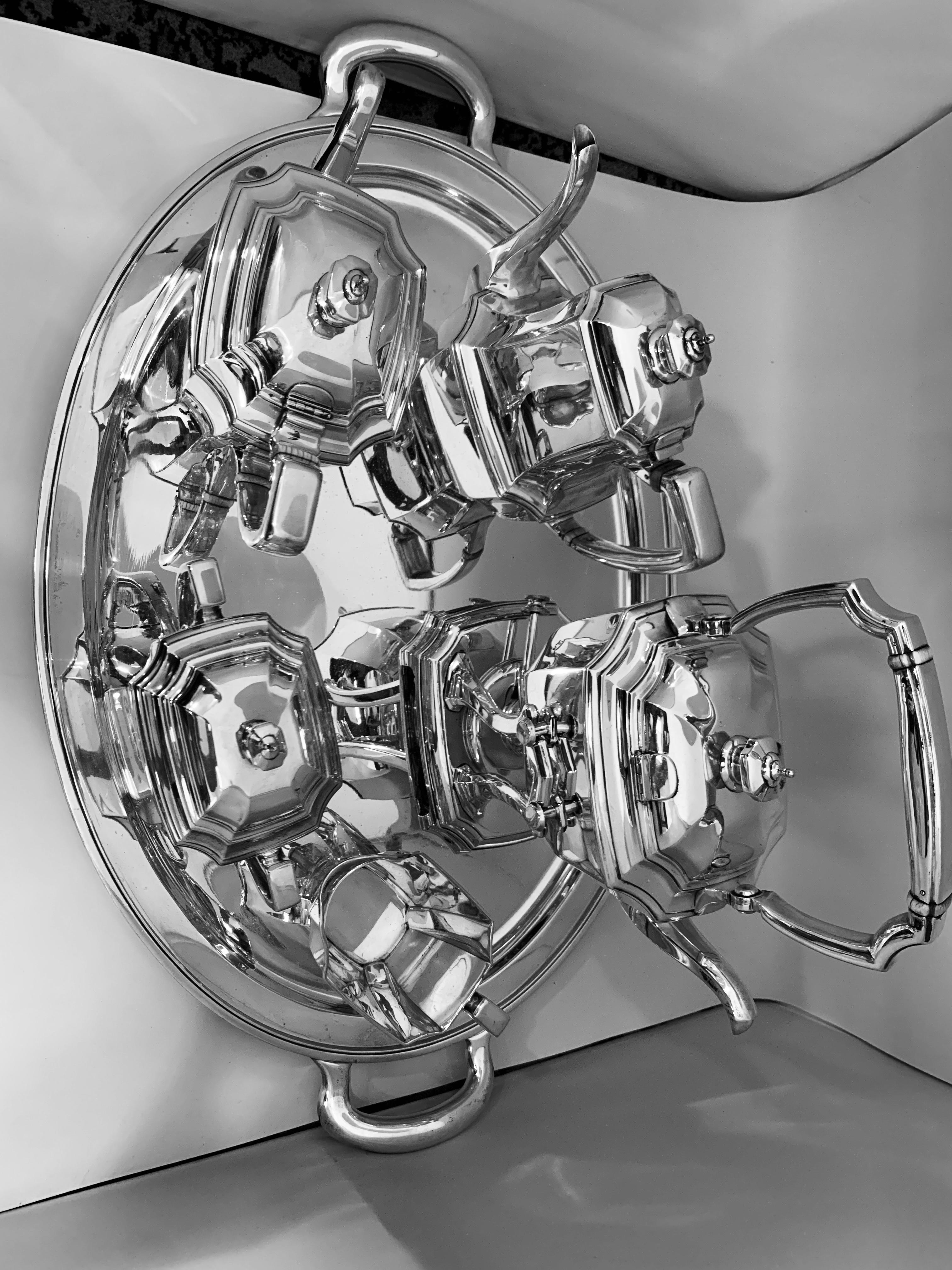 Six pièces Tiffany & Co. Bouilloire en argent sterling sur berceau avec plateau de service 7,3 kg Excellent état - En vente à New York, NY