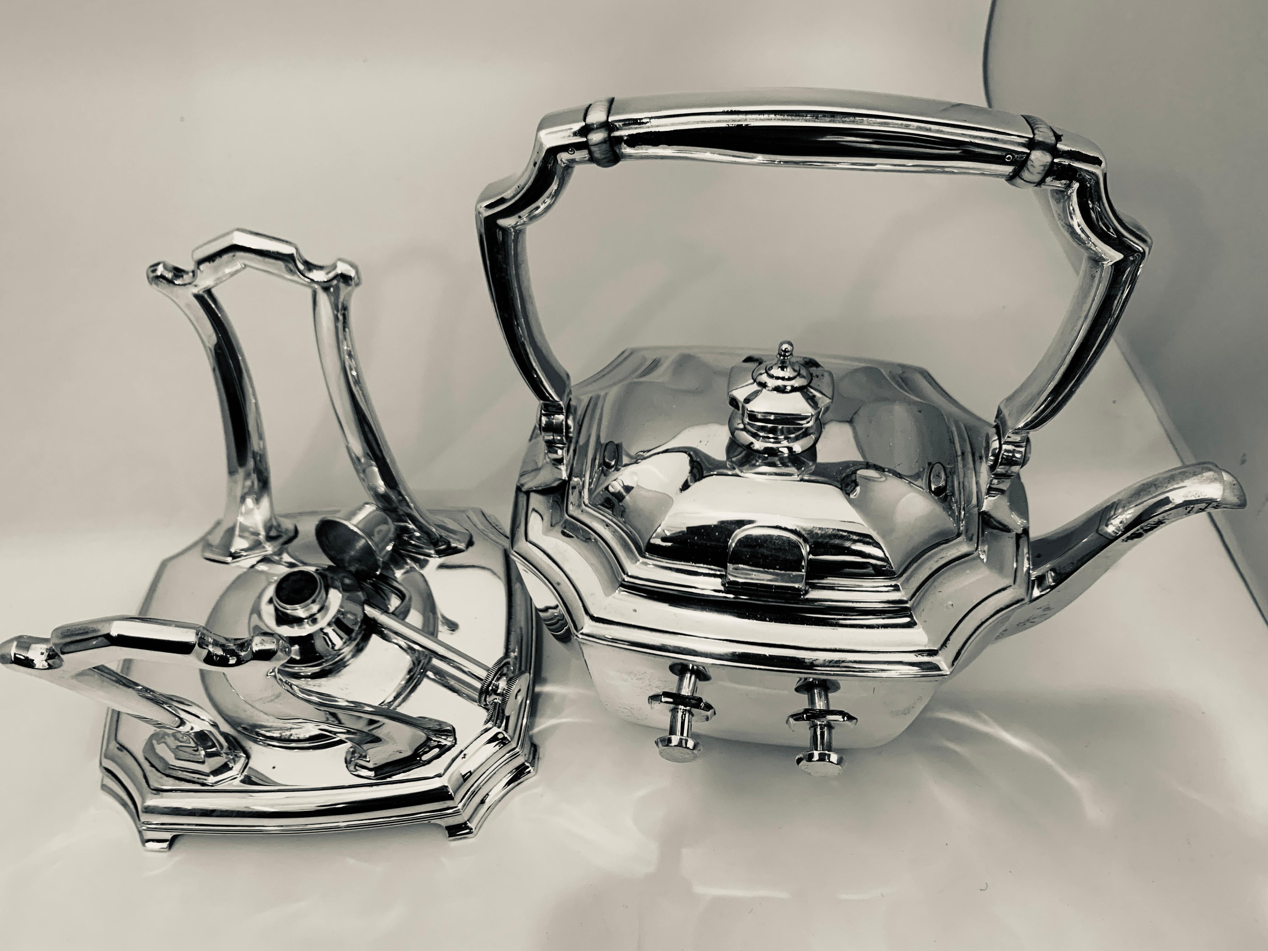 Six pièces Tiffany & Co. Bouilloire en argent sterling sur berceau avec plateau de service 7,3 kg en vente 2