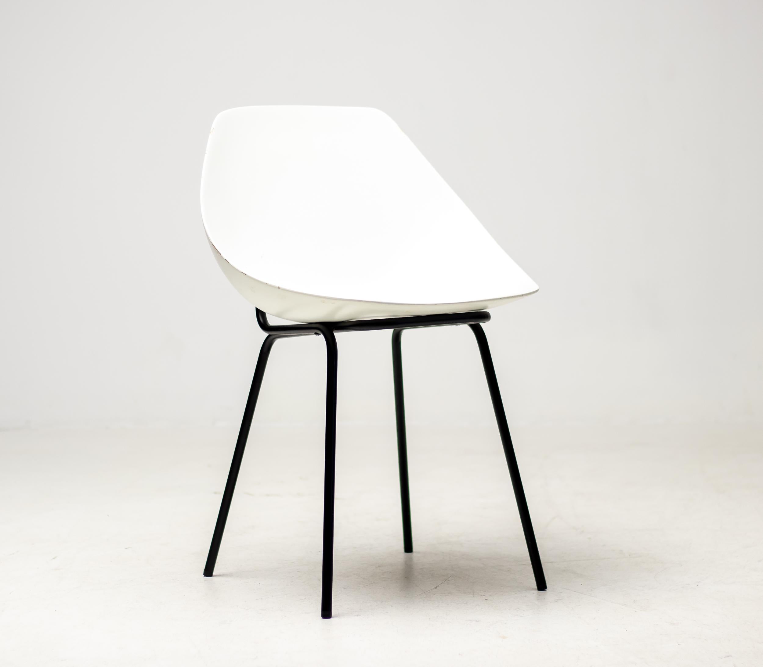 Weiße Schalenstühle aus Fiberglas, entworfen in den 1950er Jahren von Pierre Guariche.
Für eine kurze Zeit wurde der Coquillage- oder Scallop-Stuhl von Maisons du Monde, Frankreich, wieder aufgelegt.
Jeder Stuhl ist mit der Unterschrift des