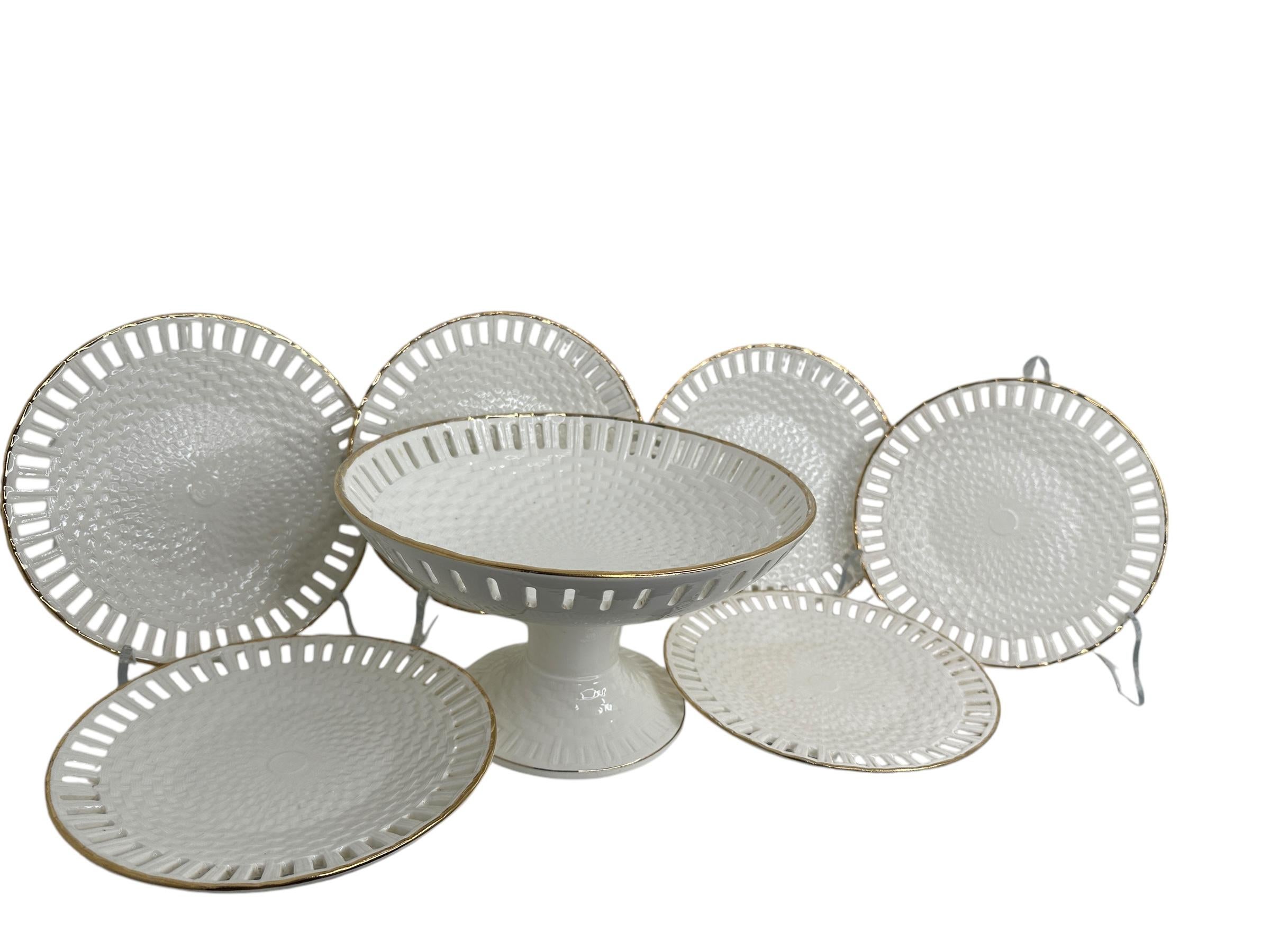 Six assiettes et un compotier du début du 20e siècle fabriqués par la société Max Roesler qui produisait du grès fin à Rodach, en Allemagne. Il s'agit d'un ensemble d'assiettes anciennes et d'une corbeille à fruits sur pied de la période Arte