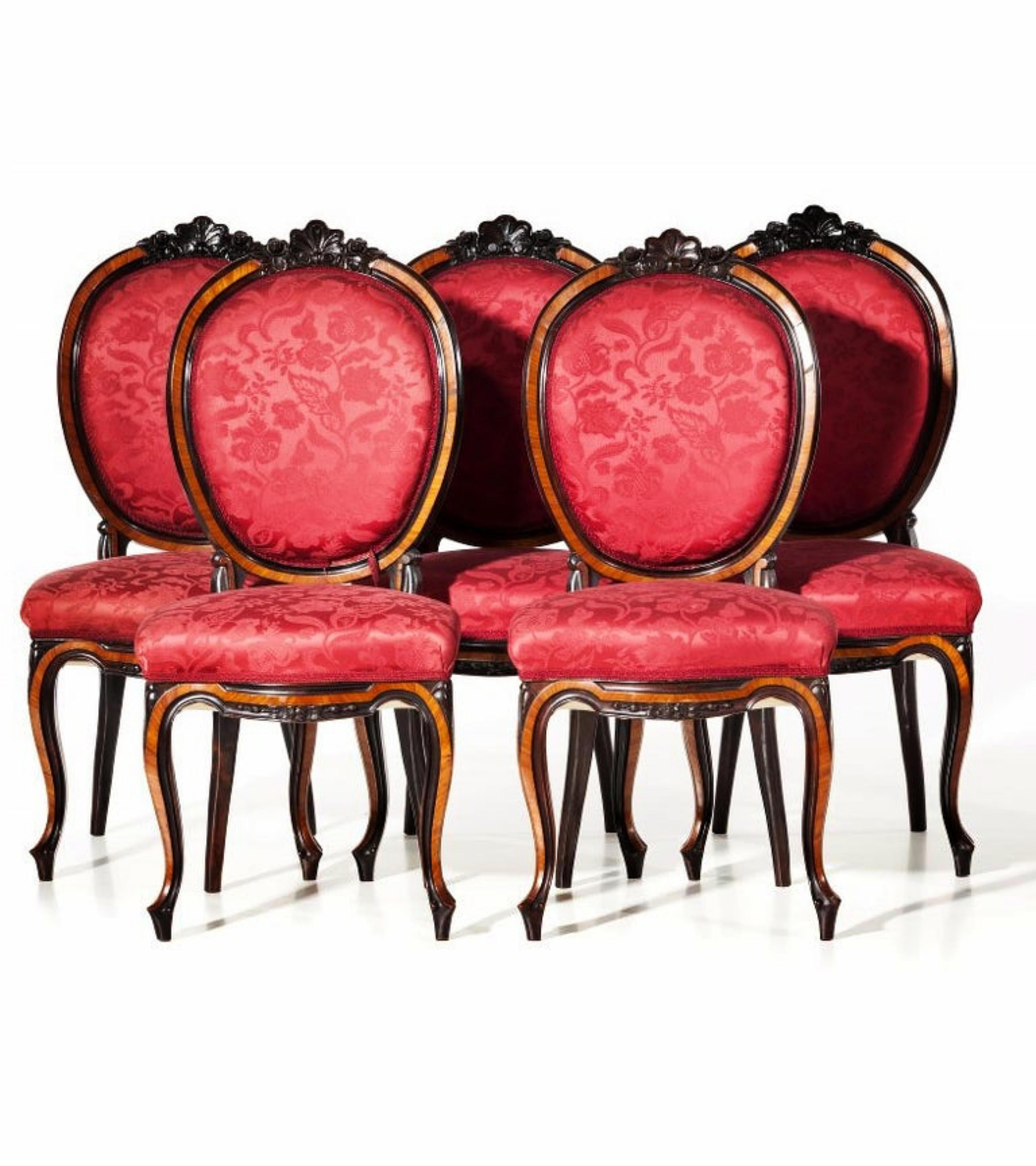 Six Portuguese chairs
of the 19th century
romantic flowers, in carved kingwood and rosewood, plant decorations.
Lined with fabric.
Minor glitches.
Dim.: 102 x 47 x 40 cm.