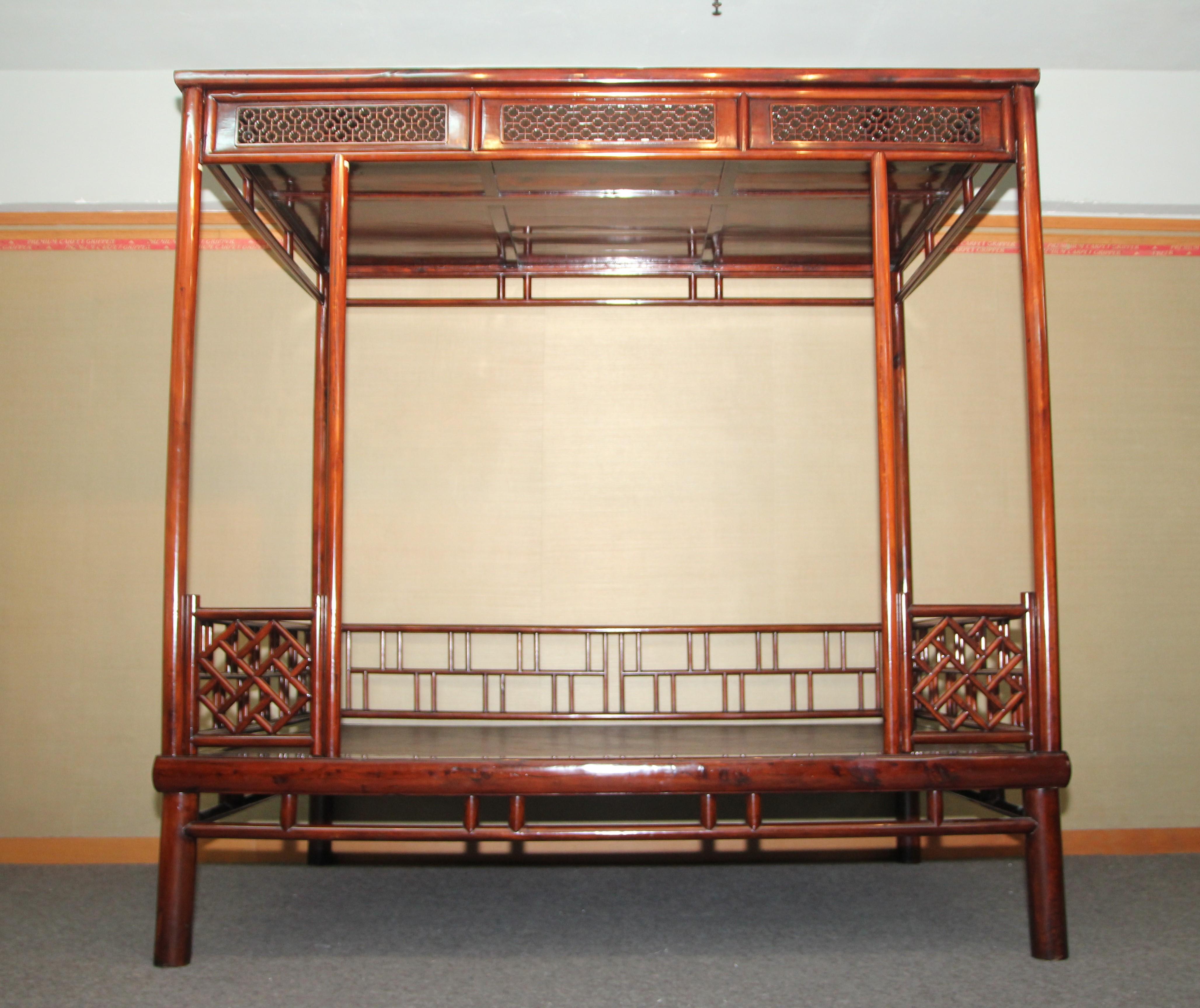 Six Posted Canopy Bed with Carved Fretwork Railings circa 1800 Suzhou Double Bed In Good Condition For Sale In 10 Chater Road, HK