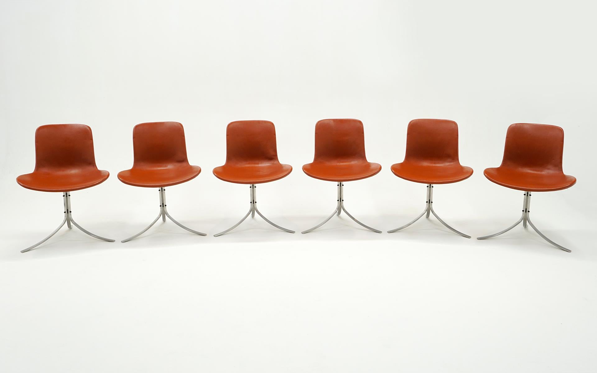 Satz von 6 PK 9 Stühlen, entworfen von Poul Kjaerholm für Fritz Hansen, Dänemark.  Neuere Produktion in massivem Edelstahl mit Cognac, Karamell Leder. Signiert Fritz Hansen.  Sehr wenige Gebrauchsspuren.  Bei genauem Hinsehen sind leichte