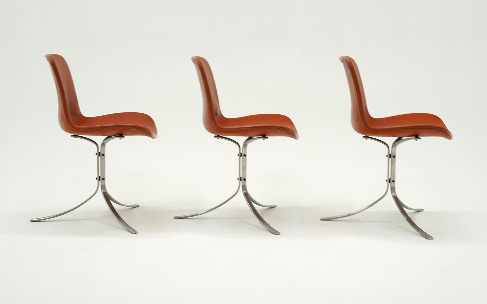 Sechs Poul Kjaerholm PK9 Stühle. Fritz Hansen. Edelstahl, cognacfarbenes Leder. Unterschrieben. (21. Jahrhundert und zeitgenössisch) im Angebot