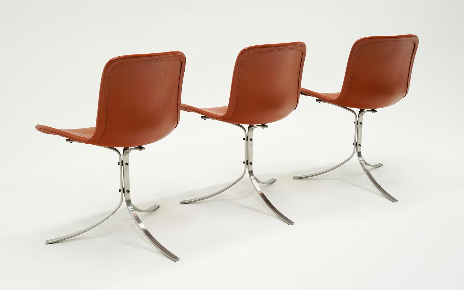 Sechs Poul Kjaerholm PK9 Stühle. Fritz Hansen. Edelstahl, cognacfarbenes Leder. Unterschrieben. im Angebot 1