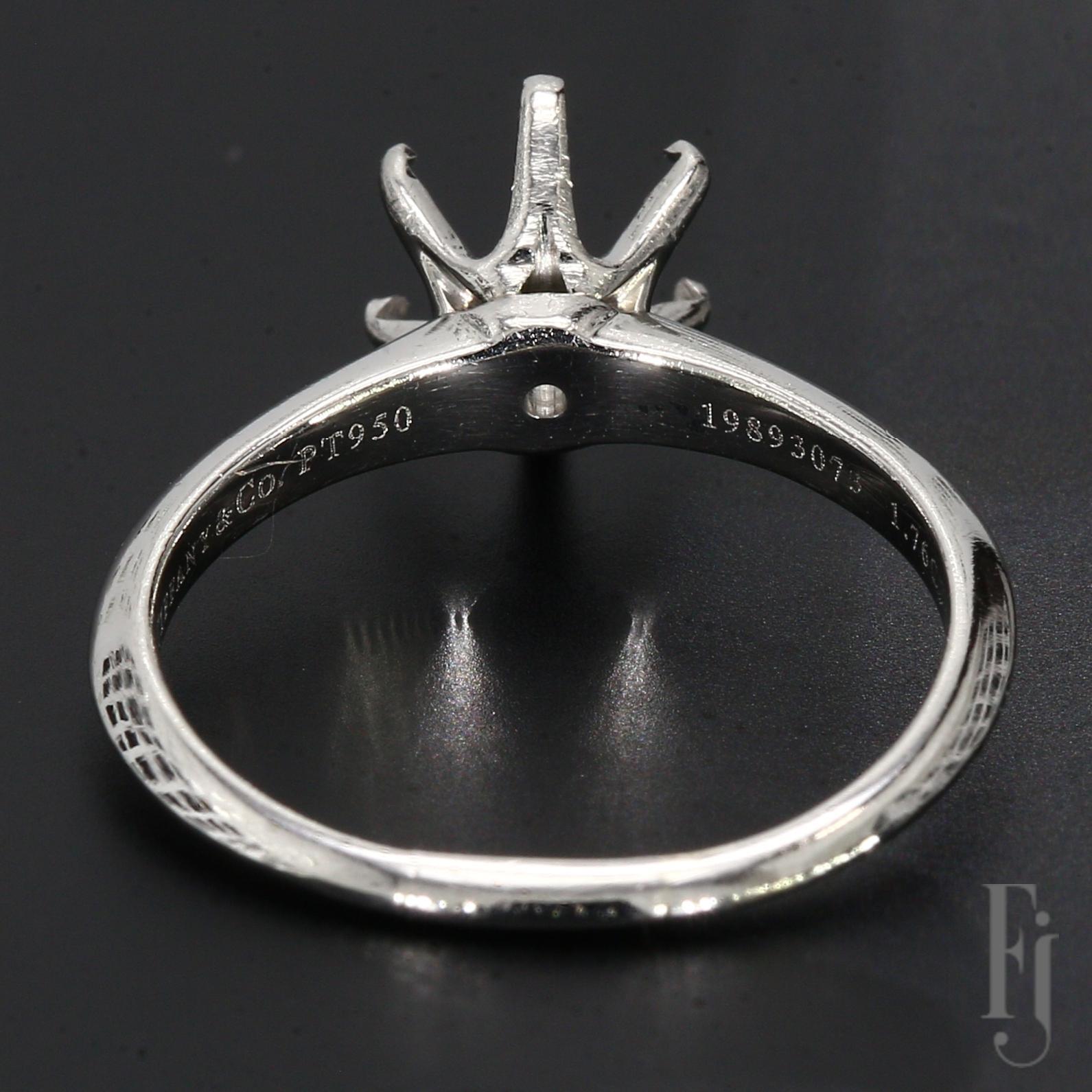 Aquí tienes un anillo de compromiso solitario Tiffany & Co. de platino con seis garras. La montura está hecha para sujetar una piedra redonda de unos 7,3 mm de diámetro.

Tamaño del anillo - 8
Peso - 4,57 g
A41