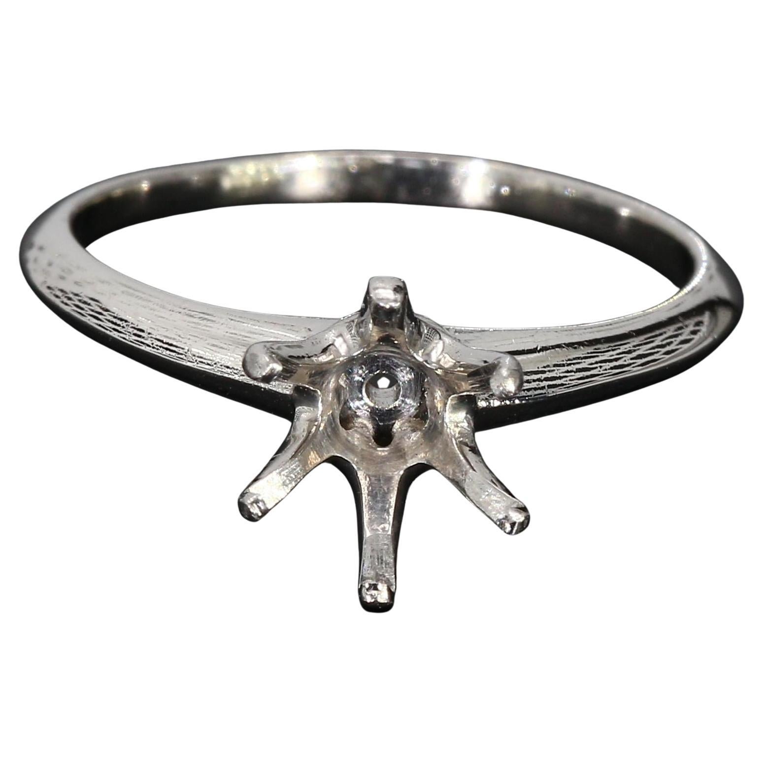 Seis garras de platino Tiffany 
Co. Anillo de compromiso solitario - Sin engaste - Talla 8 en venta