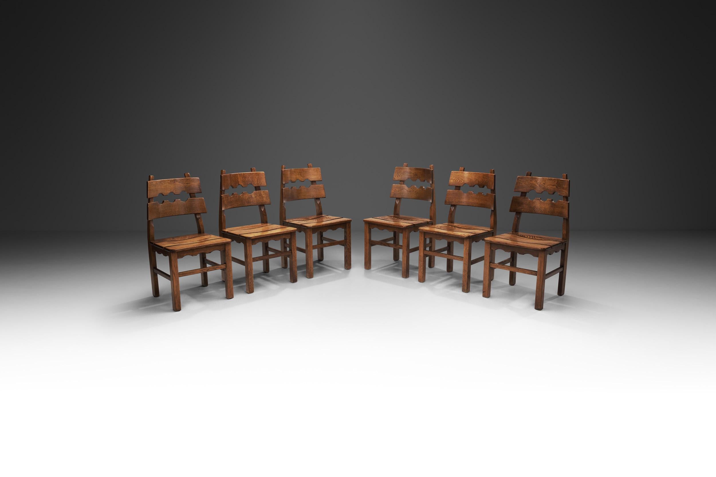 Dieses seltene Set trägt die unverwechselbaren Eichenholzstrukturen des dänischen Designers und Kunsthandwerkers Henning Kjaernulf mit den charakteristischen 