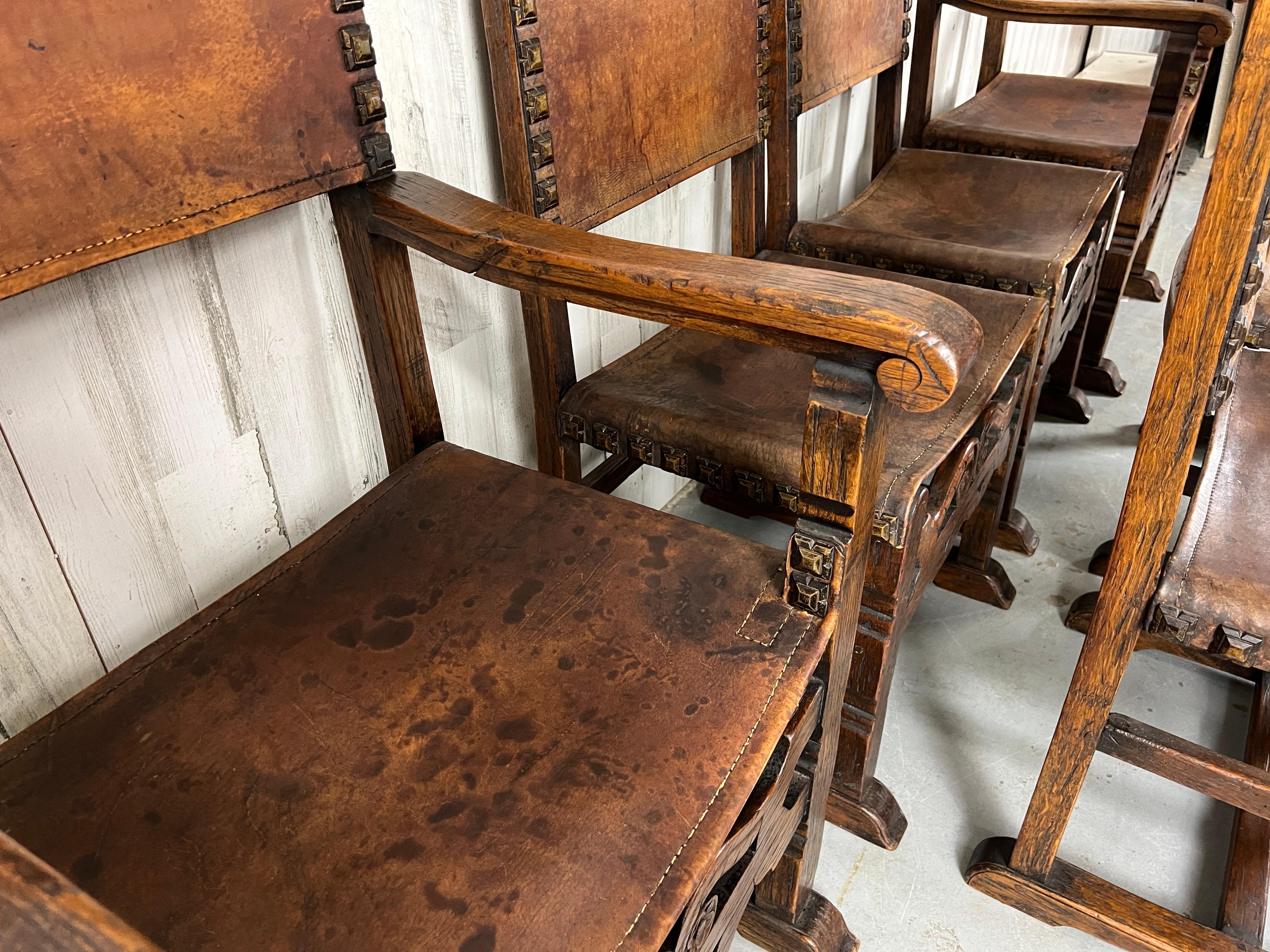 Six fauteuils à bretelles en cuir de style Renaissance en vente 5