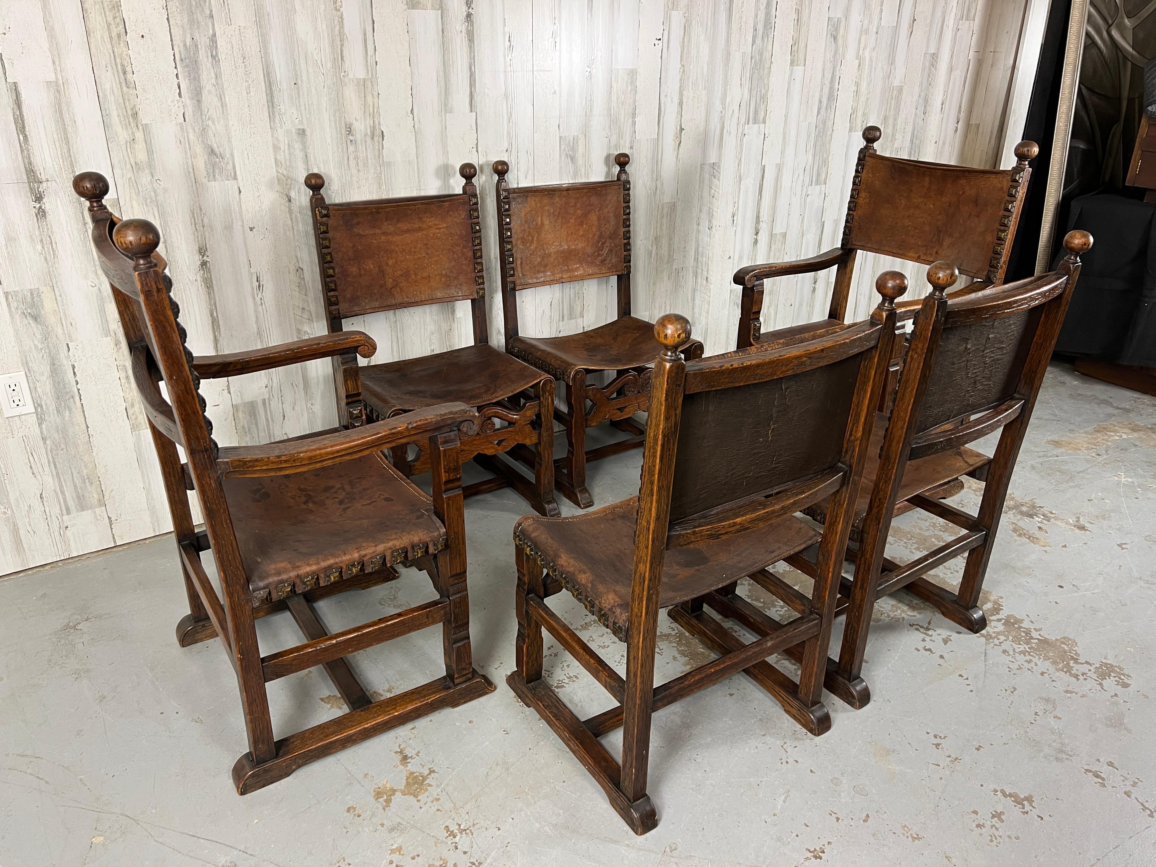 Six fauteuils à bretelles en cuir de style Renaissance en vente 10