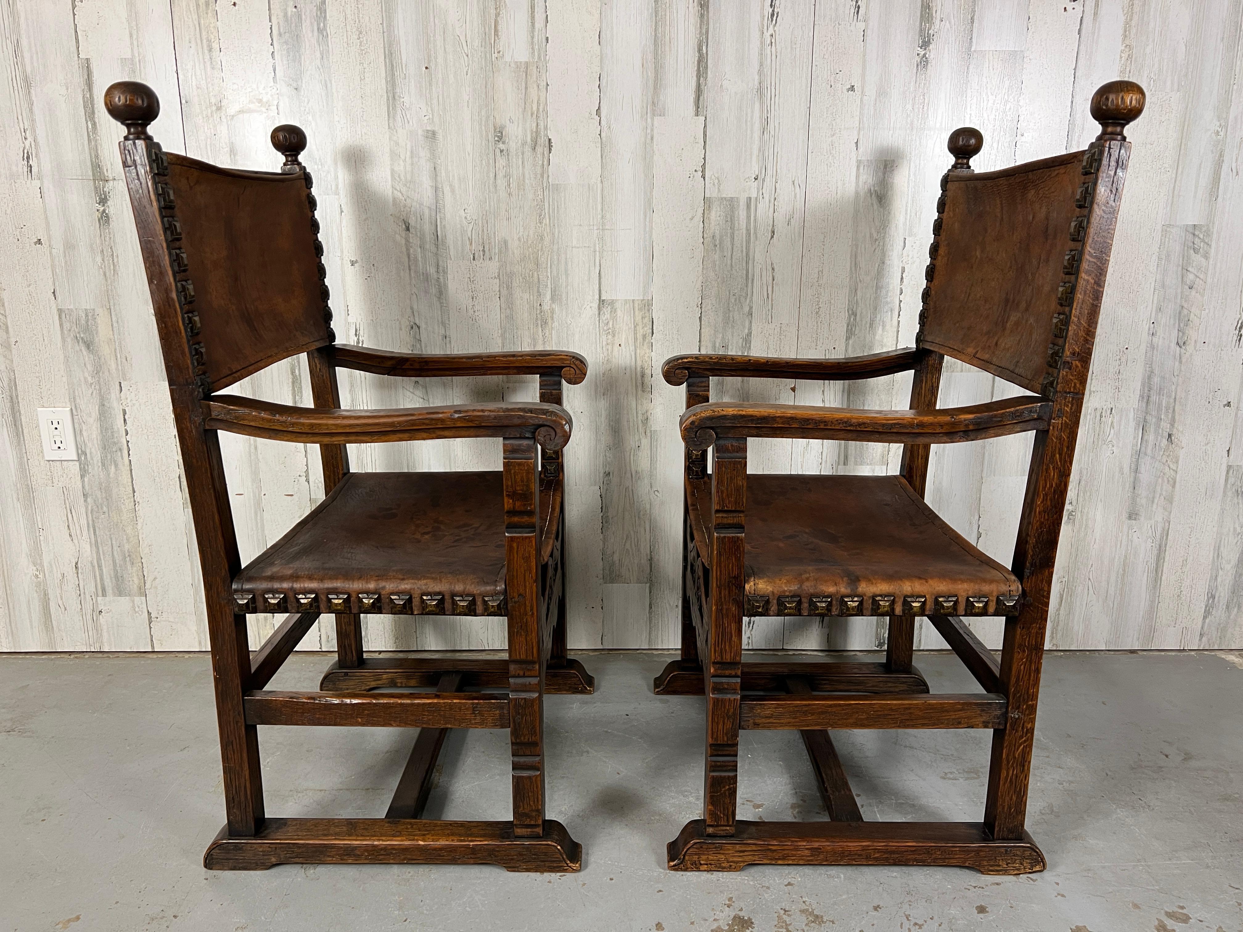Six fauteuils à bretelles en cuir de style Renaissance en vente 11