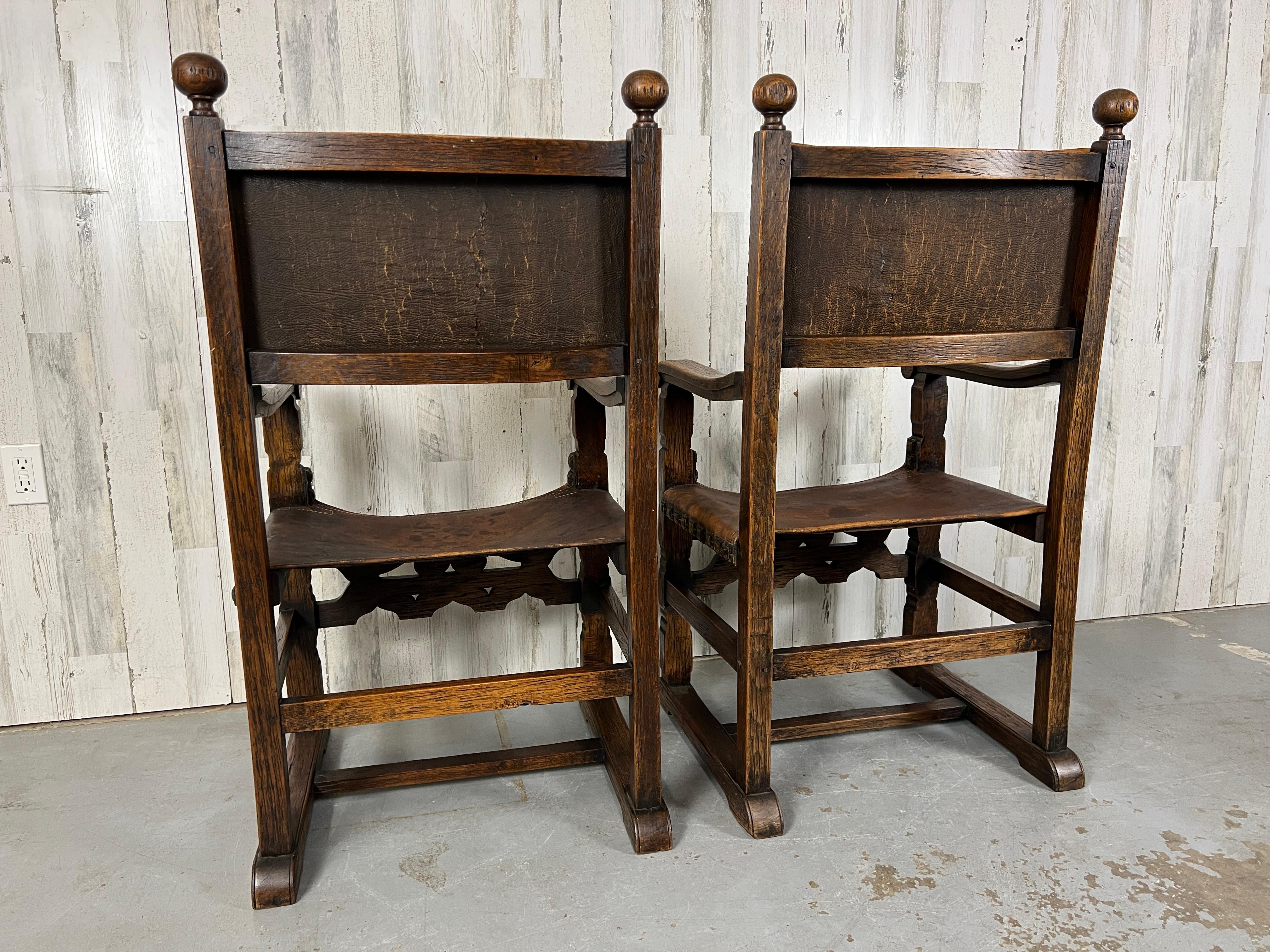 Six fauteuils à bretelles en cuir de style Renaissance en vente 12