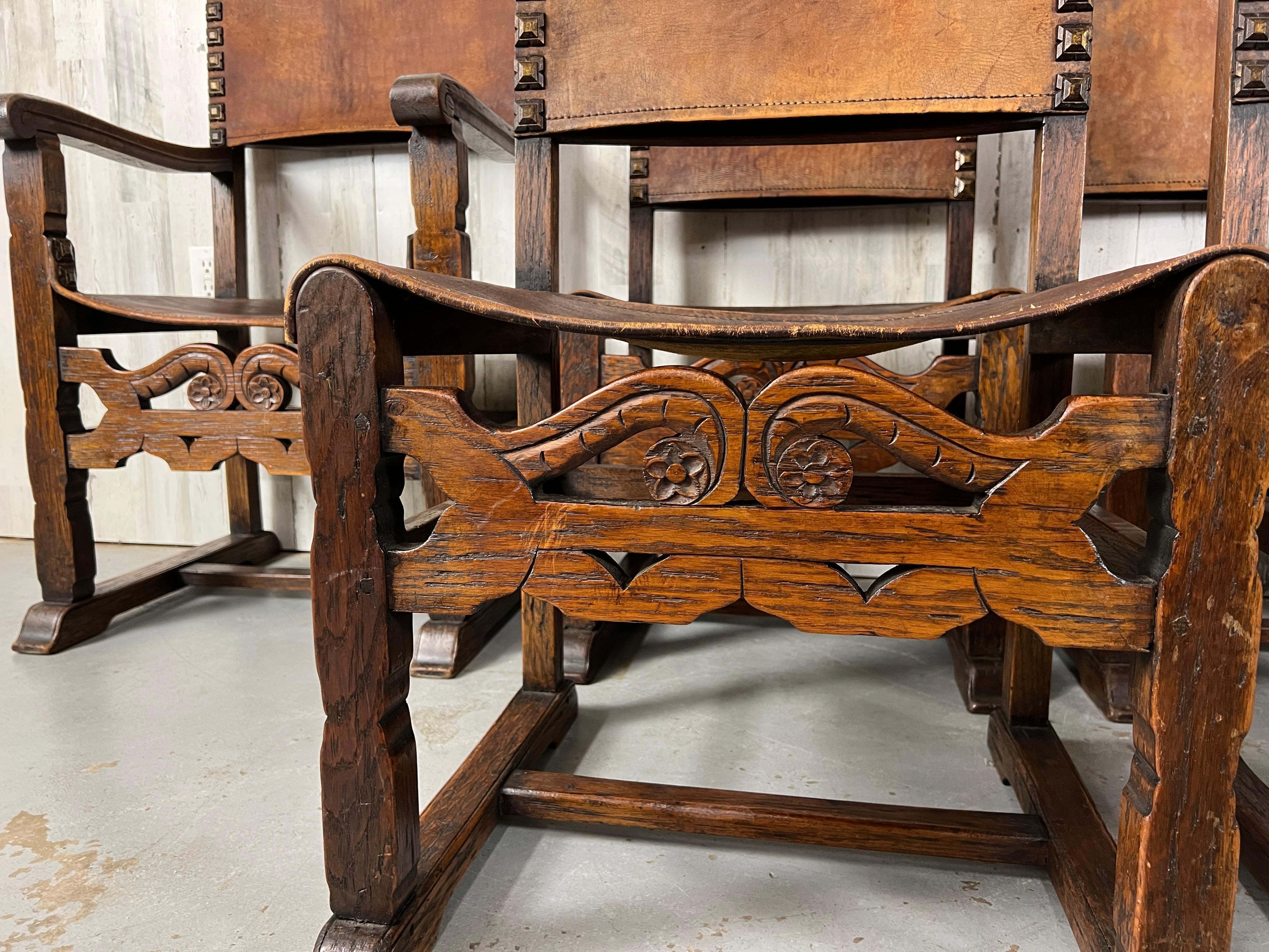 Laiton Six fauteuils à bretelles en cuir de style Renaissance en vente