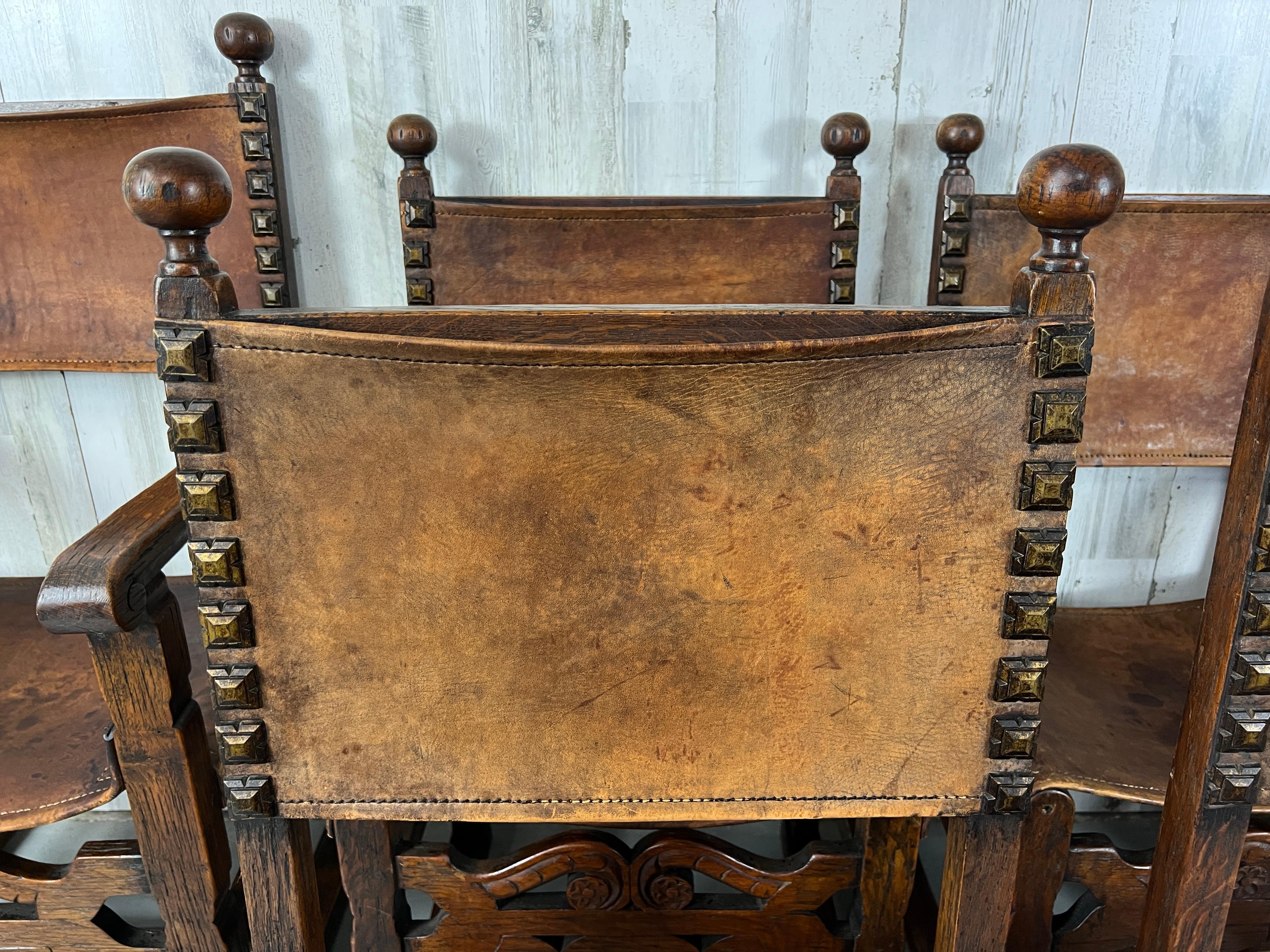 Six fauteuils à bretelles en cuir de style Renaissance en vente 3