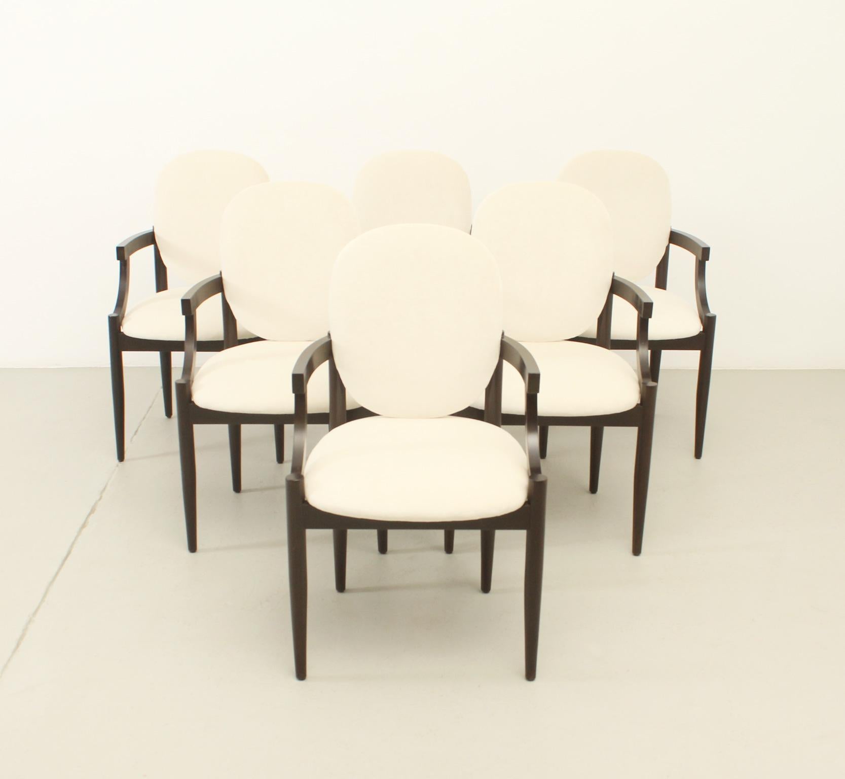Satz von sechs Reno-Stühlen, 1961 von den spanischen Architekten Federico Correa und Alfonso Milá für das Restaurant Reno in Barcelona entworfen und von Gres hergestellt. Struktur aus Ukola-Holz mit Messingdetails und neue Polsterung mit