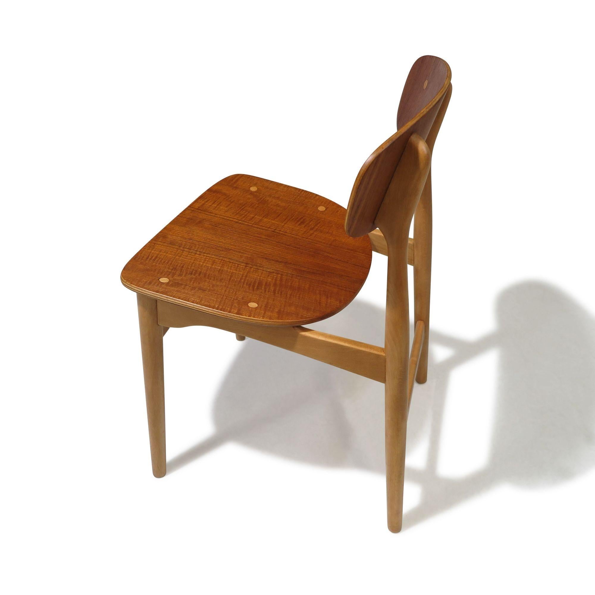 Dänische Esszimmerstühle aus der Mitte des Jahrhunderts, entworfen von Jens Hjorth und hergestellt von Randers Stolefabrik, Modell 308, Dänemark, um 1954. Hergestellt aus massiven Buchenholzrahmen mit Wachsoberfläche und geölten Teakholzrückseiten.