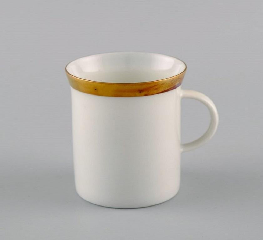 Sechs Rosenthal Berlin Kaffeetassen aus Porzellan mit Goldrand. Mitte des 20. Jahrhunderts.
Maße: 7 x 6,5 cm.
In ausgezeichnetem Zustand.
Gestempelt.