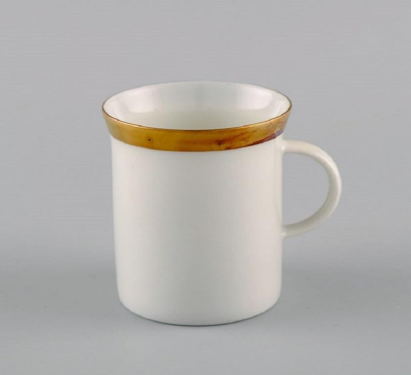 Sei tazze da caffè Rosenthal Berlin in porcellana con bordo dorato. Metà del XX secolo.
Misure: 7 x 6,5 cm.
In ottime condizioni.
Timbrato.