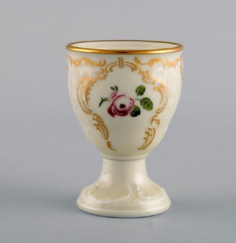 Six Rosenthal Classic rose egg cups in hand painted porcelain with flowers and gold decoration, mid-20th century.
Measures: 7 x 5 cm.
In excellent condition.
Stamped.