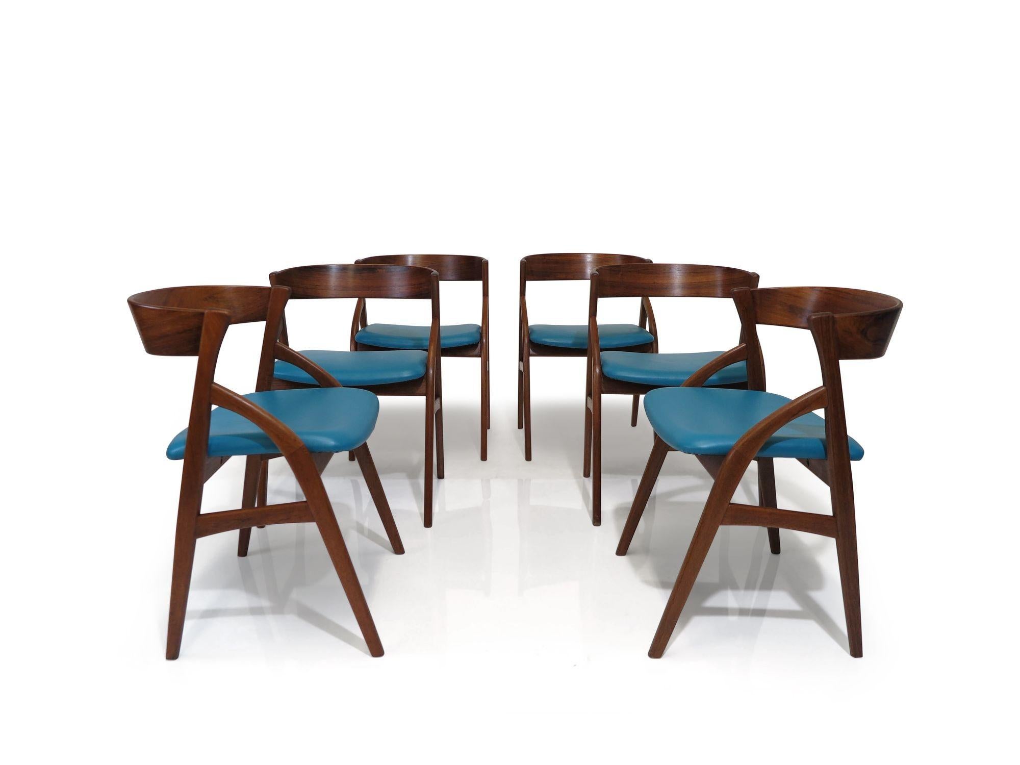 Six chaises de salle à manger danoises en bois de rose et cuir bleu en vente 3