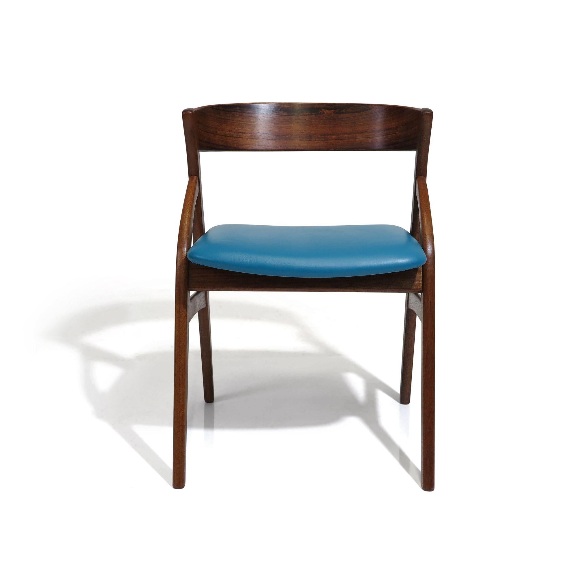 Scandinave moderne Six chaises de salle à manger danoises en bois de rose et cuir bleu en vente