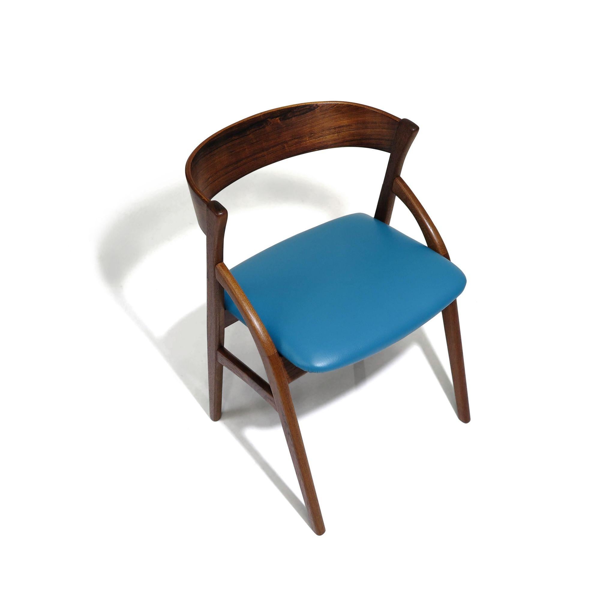 Huilé Six chaises de salle à manger danoises en bois de rose et cuir bleu en vente