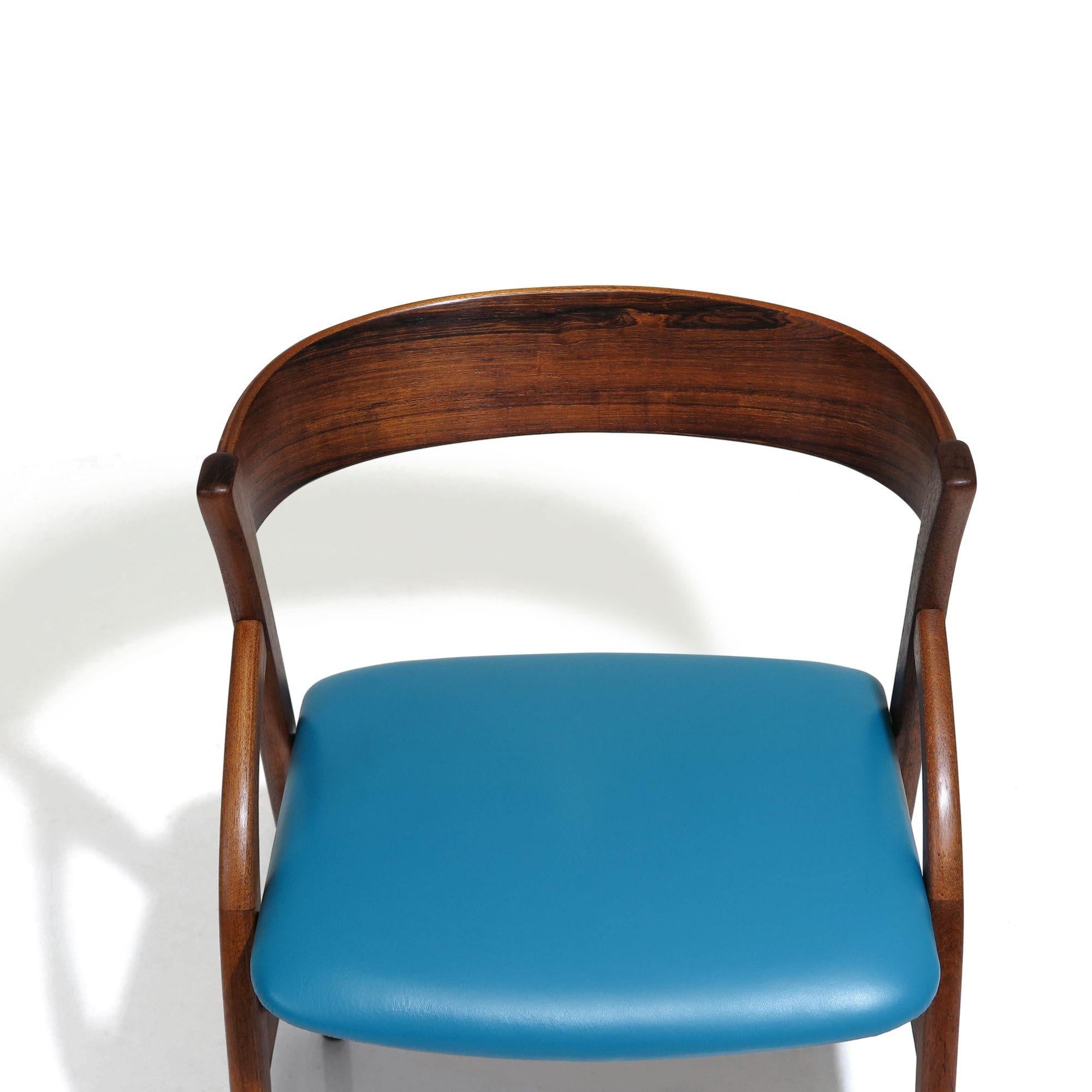 Six chaises de salle à manger danoises en bois de rose et cuir bleu Excellent état - En vente à Oakland, CA