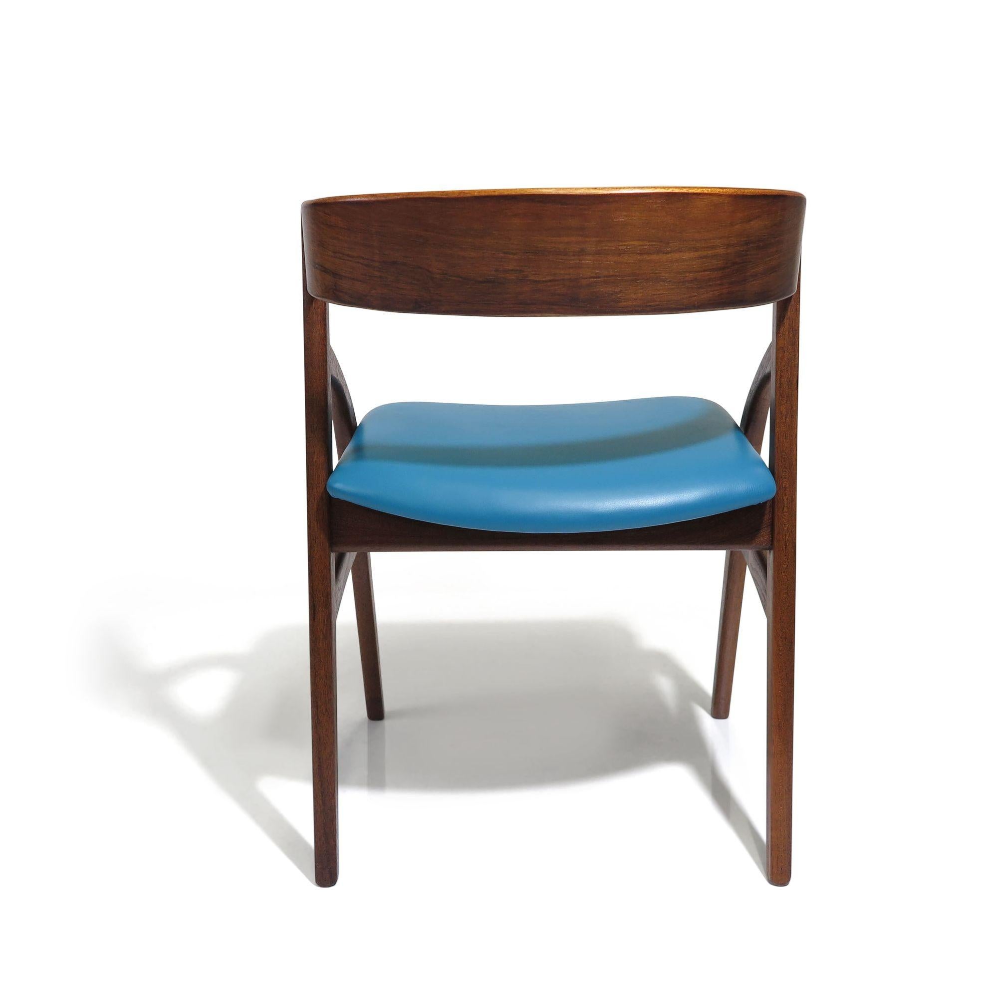 Cuir Six chaises de salle à manger danoises en bois de rose et cuir bleu en vente