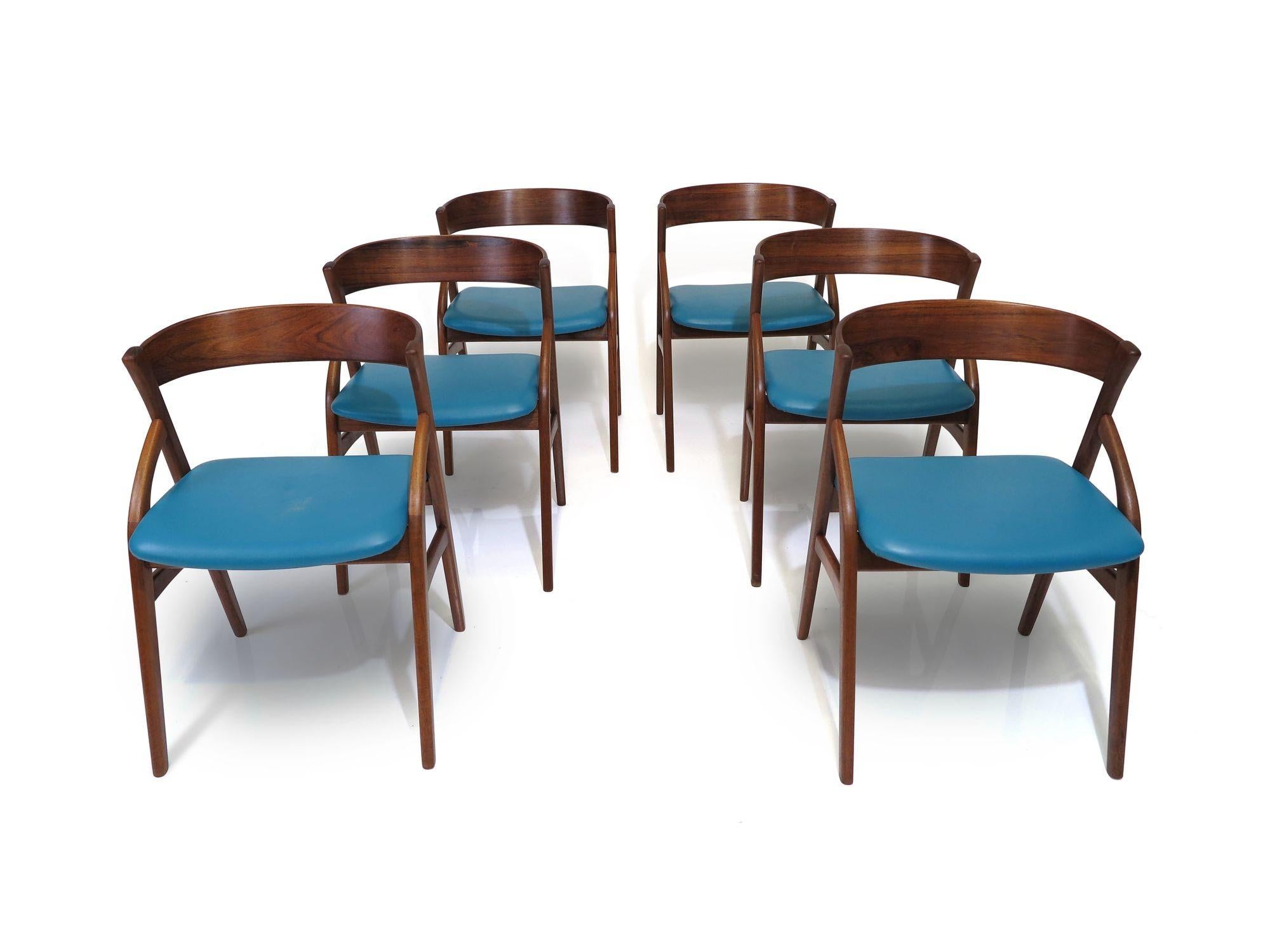 Six chaises de salle à manger danoises en bois de rose et cuir bleu en vente 1