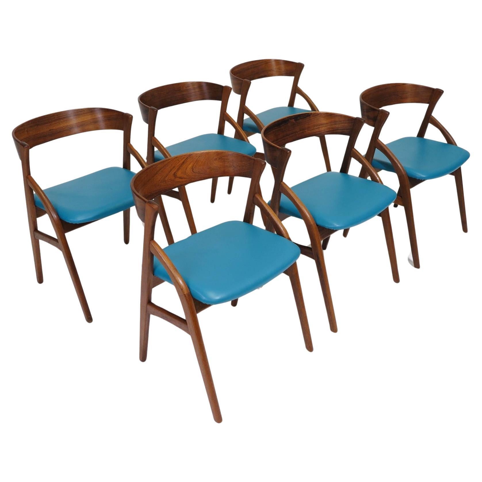 Six chaises de salle à manger danoises en bois de rose et cuir bleu en vente
