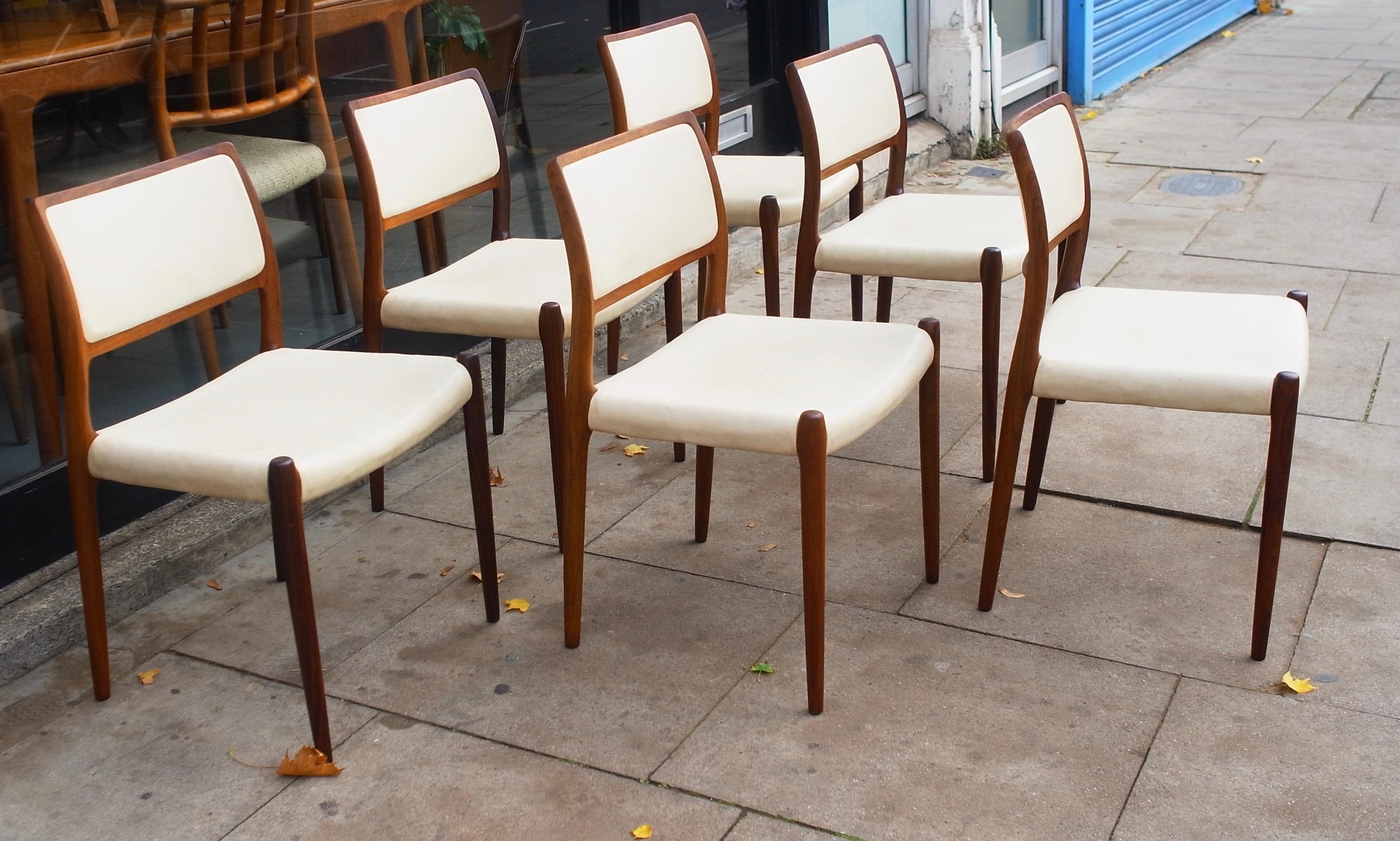 Six hardwood Niels Moller Model 80 Chairs, with cream vinyl upholstery For Sale 4