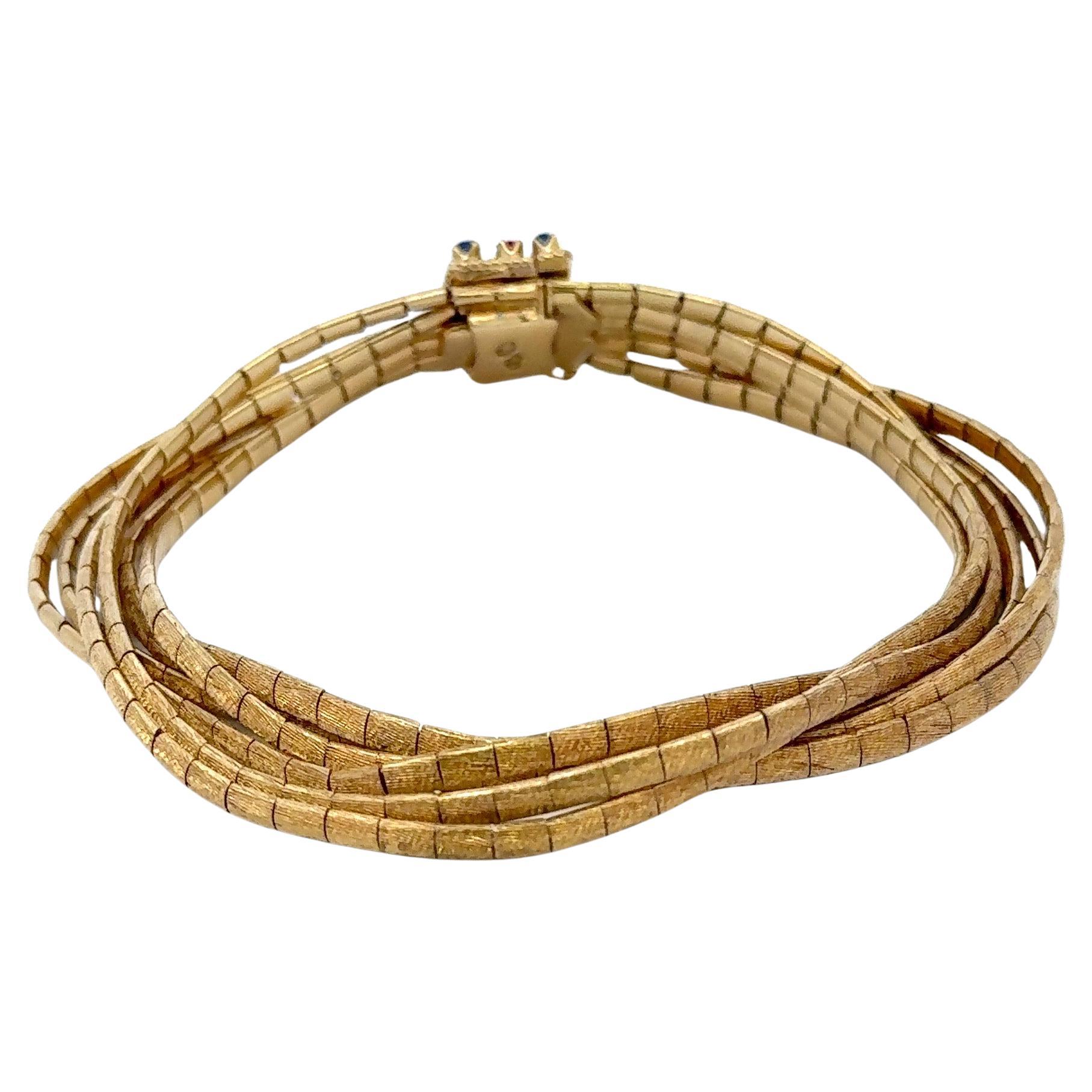 Vintage-Armband aus 18 Karat Gelbgold mit sechs Reihen von mehreren Strängen in gebürsteter Ausführung und einem Verschluss mit Saphir-Design, 48,64 g.

Fühlt sich an wie krank und sehr bequem.
Weitere mehrreihige Vintage-Armbänder und -Halsketten