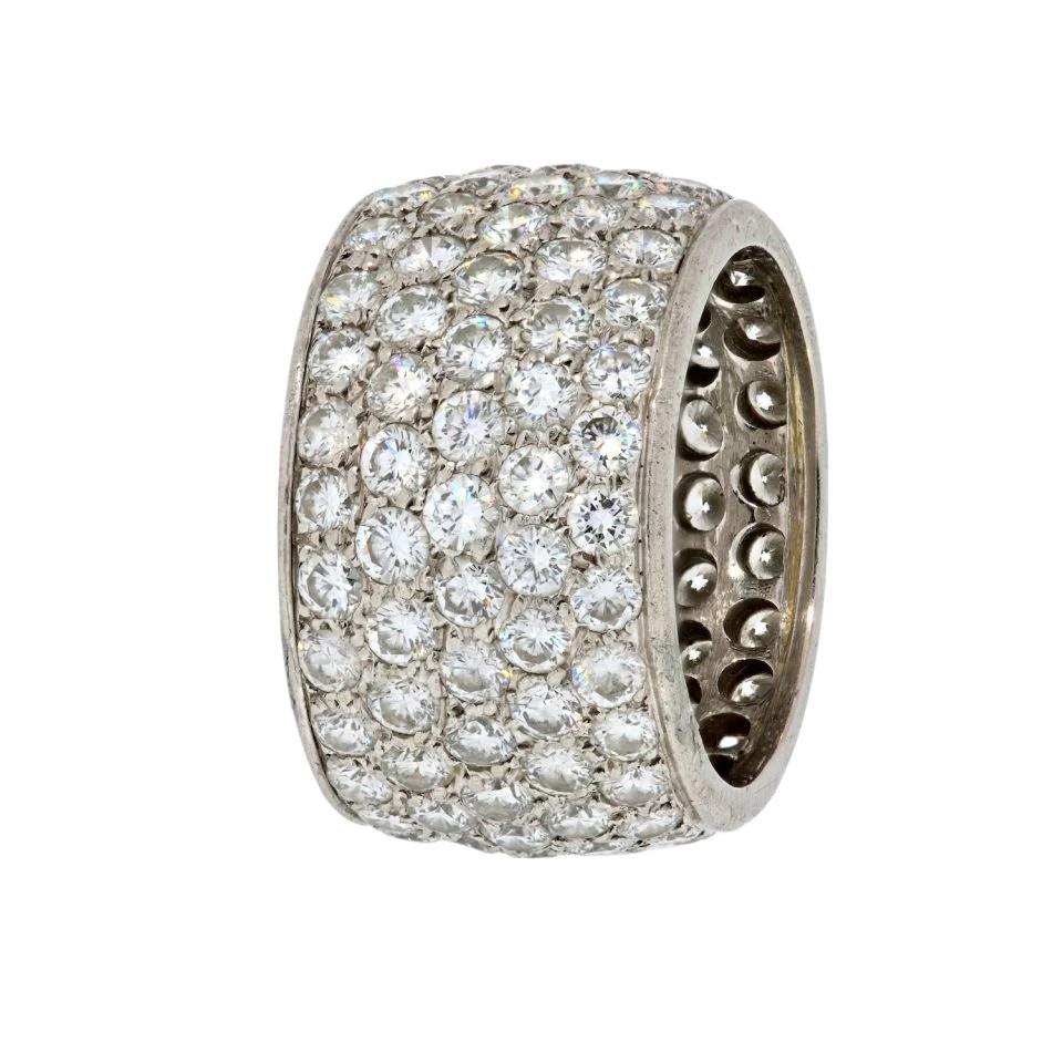La ville lumière
Comme Manhattan à minuit - lumineux, précis, éternel.

Cet audacieux bracelet à six rangs de diamants de Van Cleef & Arpels, créé dans leur atelier new-yorkais vers 1960, est un triomphe du glamour moderniste. Un champ continu de