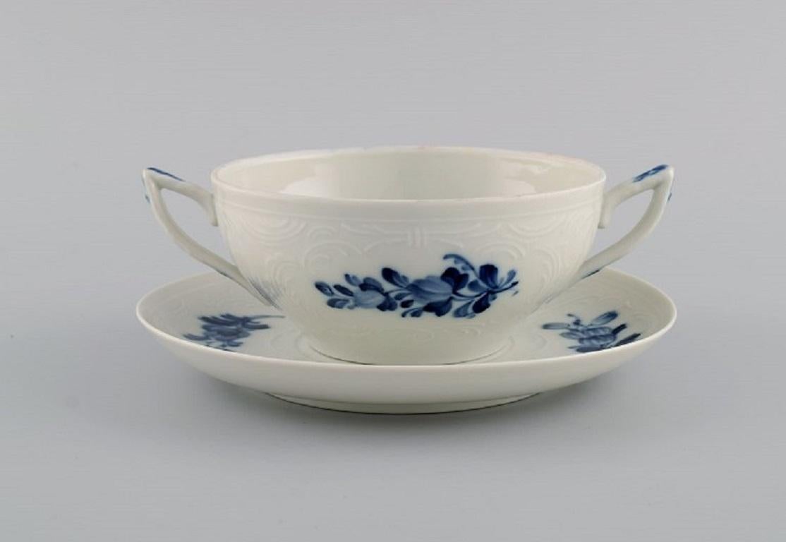 Six Royal Copenhagen blue flower bouillon cups with saucers. 
Early 20th century.
The cup measures: 11.5 x 5.5 cm.
Saucer diameter: 16 cm.
In excellent condition.
Stamped.
2nd factory quality.