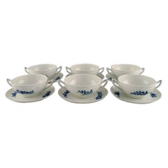 Seis tazas de caldo de flores azules de Royal Copenhagen con platillos, principios del siglo XX