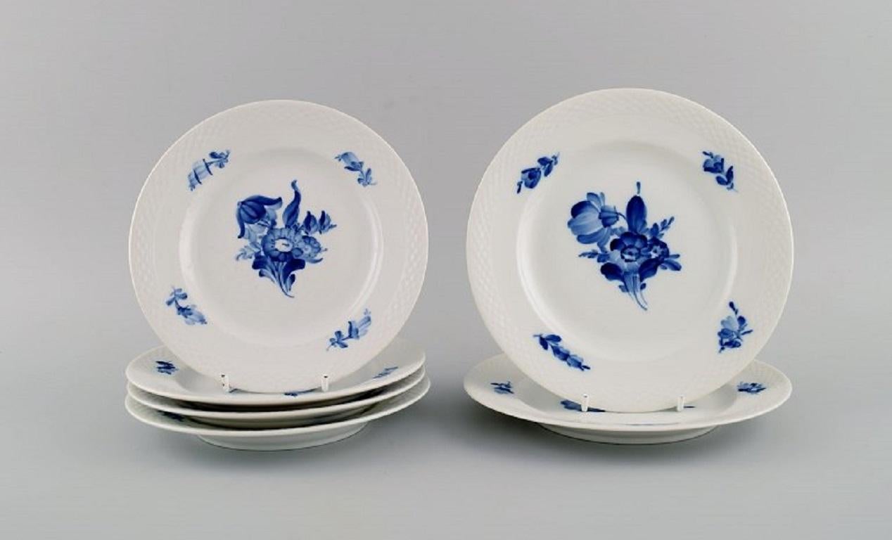 Sechs blaue geflochtene Royal Copenhagen-Teller mit Blumen (Handbemalt) im Angebot