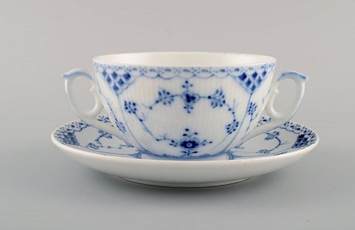 Six Royal Copenhagen blue fluted half lace bouillon cups with saucers in porcelain.
Number 1/764.
In very good condition.
Cup measures: 11.3 x 6 cm. Saucer measures: 16 cm.
Stamped.
1st factory quality.