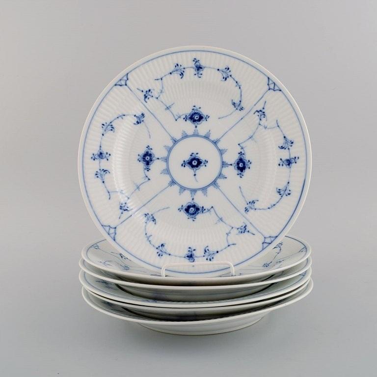 Six Royal Copenhagen Blue Fluted Plain dinner plates. Model number 1/175. Dated 1949.
Diameter: 25.5 cm.
Stamped.
2nd factory quality.