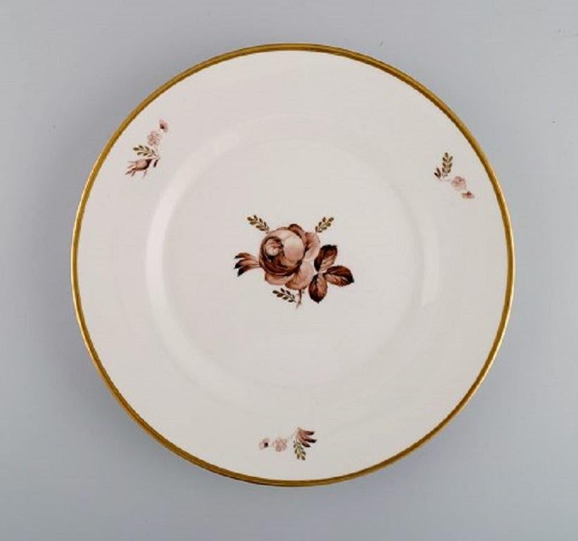 Six Royal Copenhagen brown rose dinner plates. Model number 688/9586,
1960s.
Measure: Diameter: 25 cm.
In excellent condition.
Stamped.
1st factory quality.