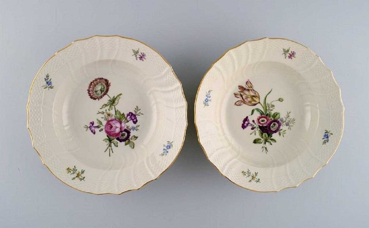 Six Royal Copenhagen Frijsenborg deep plates in hand-painted porcelain with flowers and gold edge. 1950s.
Measures: 22 x 5 cm.
In excellent condition.
Stamped.
3rd factory quality.
Model number 910/1616.