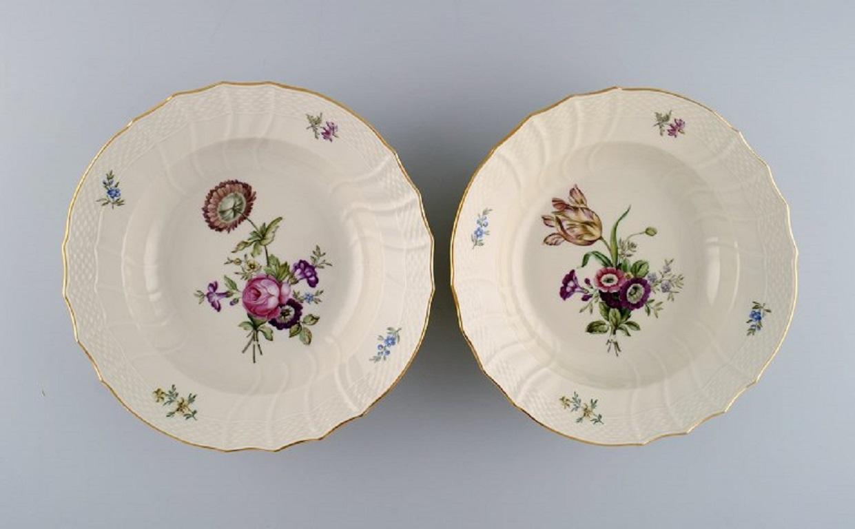 Six assiettes creuses Frijsenborg de Royal Copenhagen en porcelaine peinte à la main avec des fleurs et un bord doré. 1950s.
Mesures : 22 x 5 cm.
En parfait état.
Estampillé.
3ème qualité d'usine.
Numéro de modèle 910/1616.