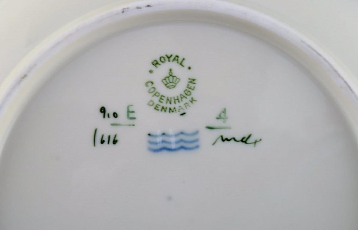 Milieu du XXe siècle Six assiettes profondes Royal Copenhagen Frijsenborg en porcelaine peinte à la main en vente