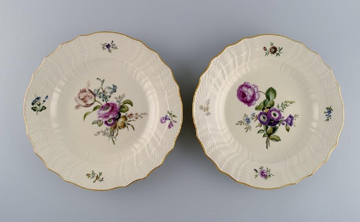 Six Royal Copenhagen Frijsenborg dinner plates in hand-painted porcelain with flowers and gold edge. 1950s. 
Diameter: 25.5 cm.
In excellent condition.
Stamped.
3rd factory quality.
Model number 910/1621.