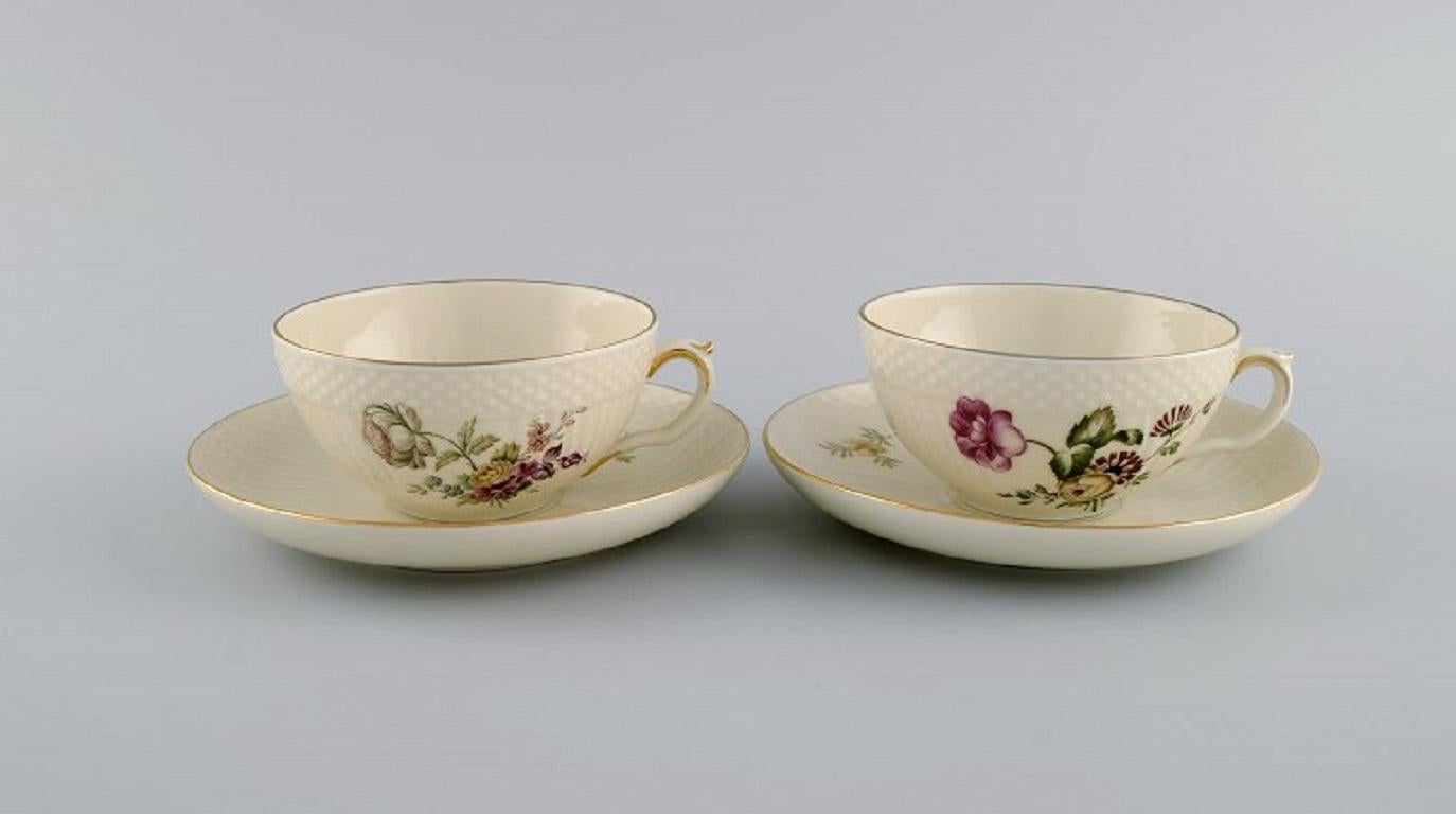Six tasses à thé Frijsenborg de Royal Copenhagen avec soucoupes en porcelaine peinte à la main avec fleurs et bordure dorée. 1950s.
La tasse mesure : 10 x 5 cm.
Diamètre de la soucoupe : 15 cm.
En parfait état.
Estampillé.
1ère qualité d'usine.