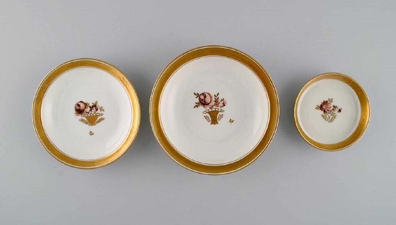Seis cuencos de porcelana Golden Basket de Royal Copenhagen con flores y decoración dorada. 1960s.
El cuenco más grande mide 14,5 x 3 cm.
Medidas de la bandeja para botellas: 9 x 1,8 cm.
En excelente estado.
Sellado.
1ª calidad de fábrica.