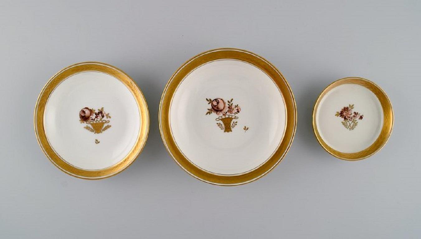 Six Royal Copenhagen Golden Basket porcelain bowls with flowers and gold decoration. 1960s.
Largest bowl measures: 14.5 x 3 cm.
Bottle tray measures: 9 x 1.8 cm.
In excellent condition.
Stamped.
1st factory quality.